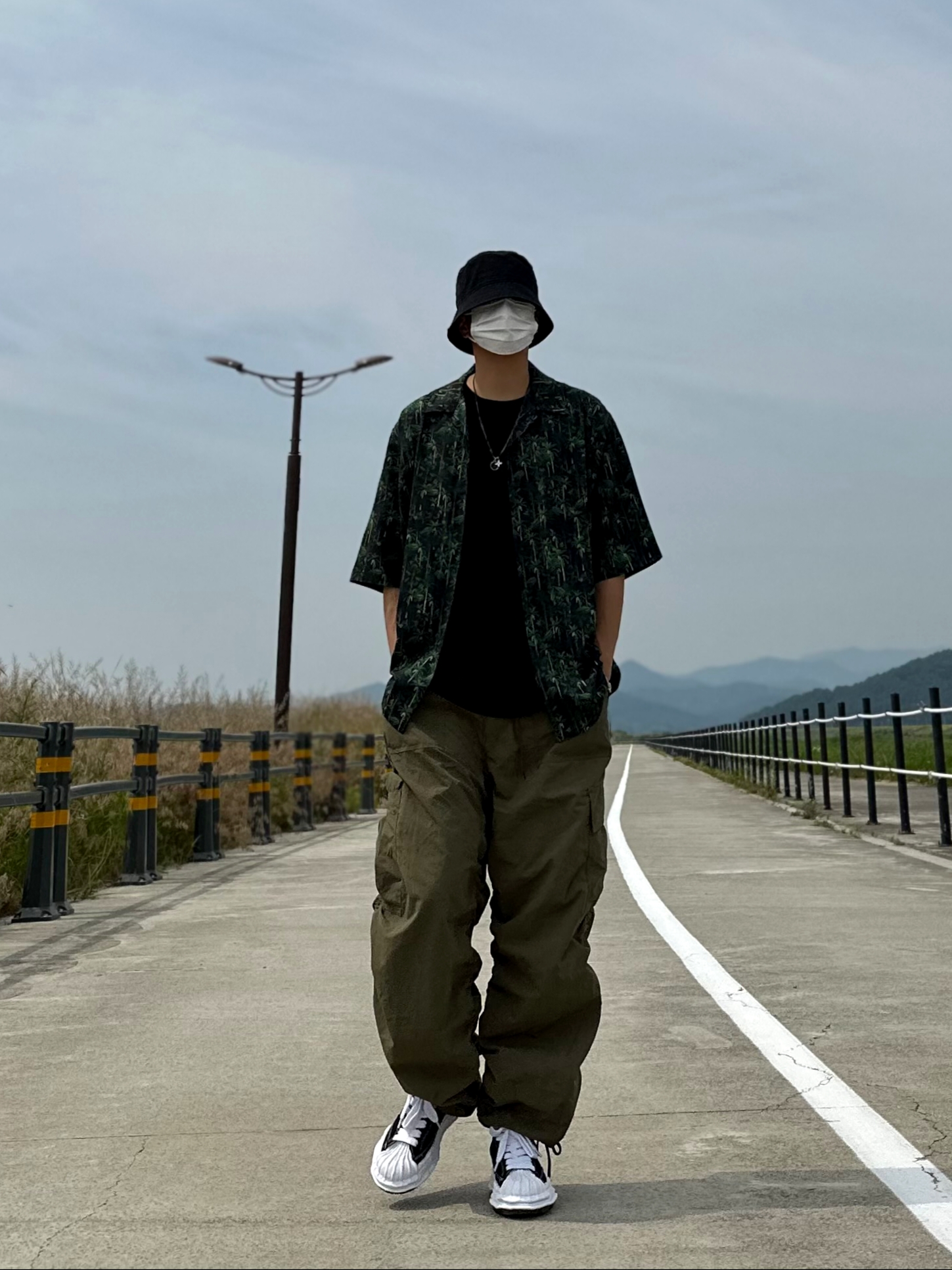 Maison Mihara Yasuhiro Blakey OG Sole Canvas Low-top Sneakers Black White 착용 스타일 - 4