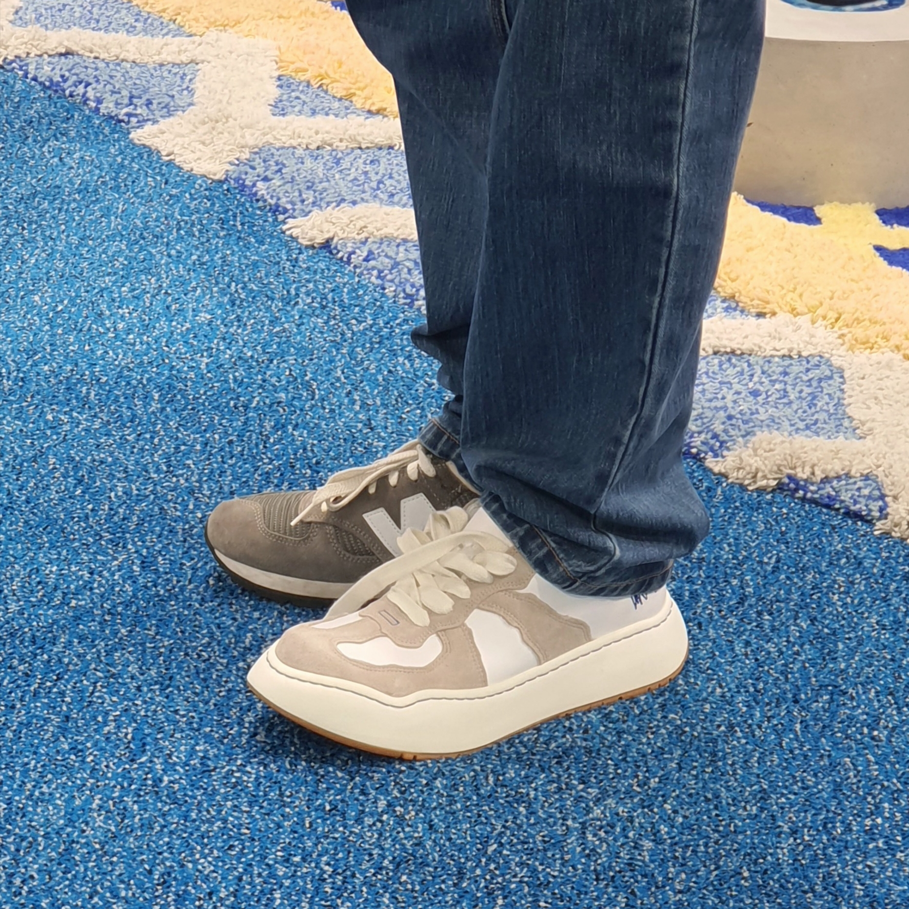 Ader Error Log; Baus Off White, New Balance 990 Made in USA Grey 착용 스타일