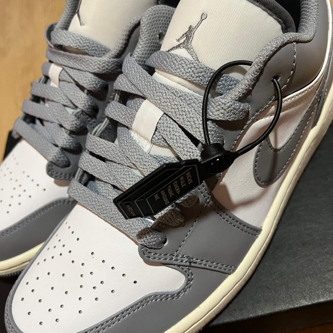 Jordan 1 Low Stealth and White 착용 스타일 - 1