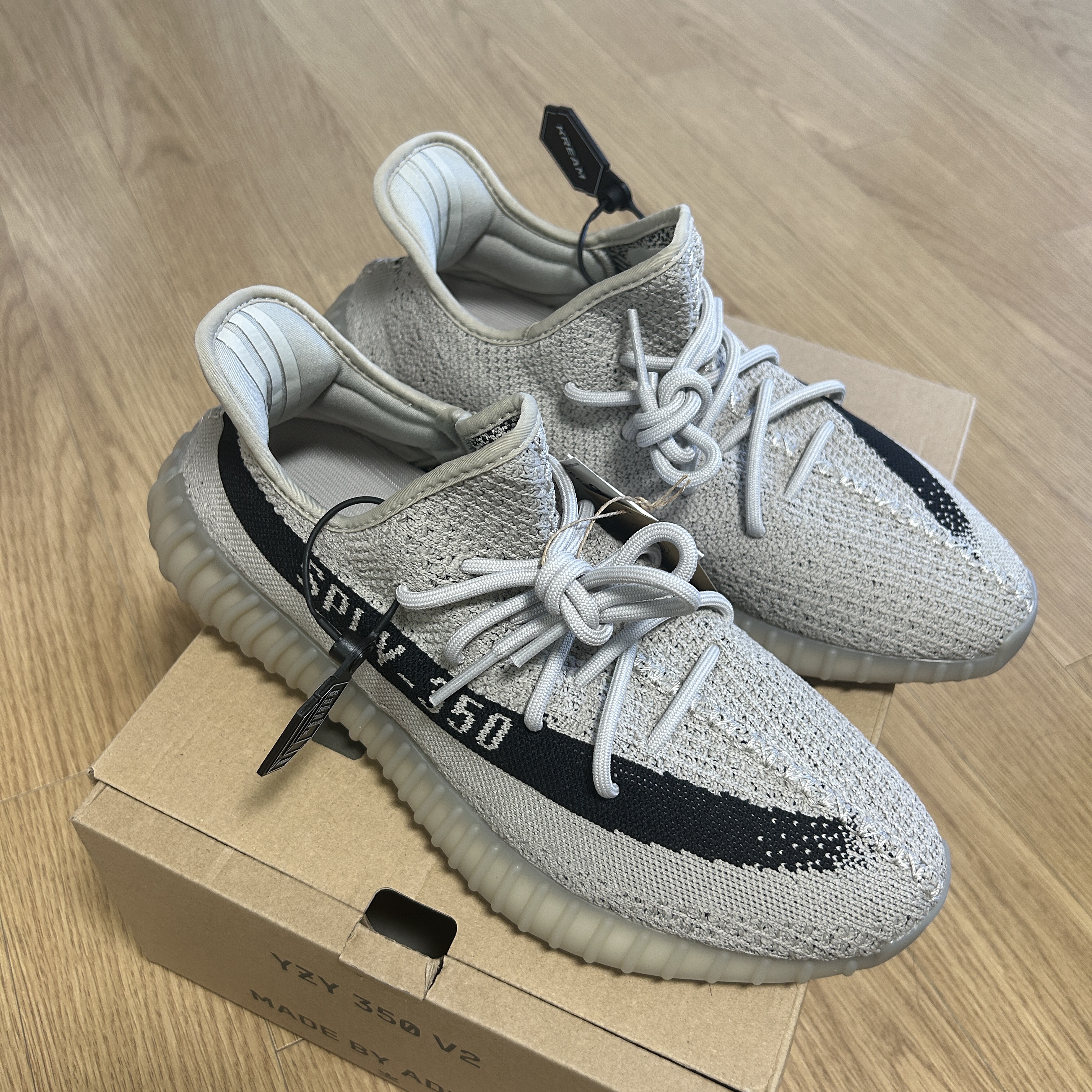 Adidas Yeezy Boost 350 V2 Slate Core Black 2022/2023 착용 스타일