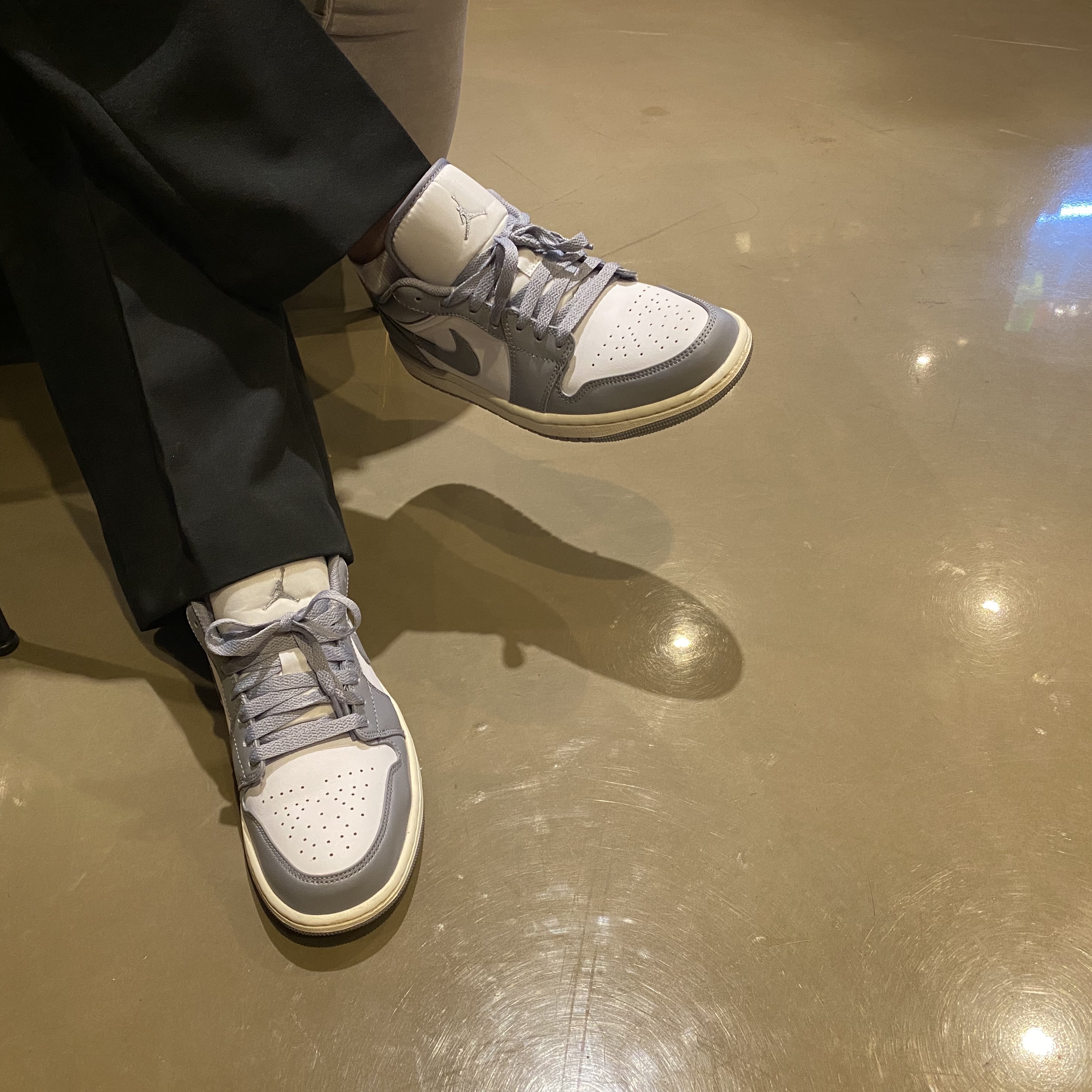Jordan 1 Low Stealth and White 착용 스타일