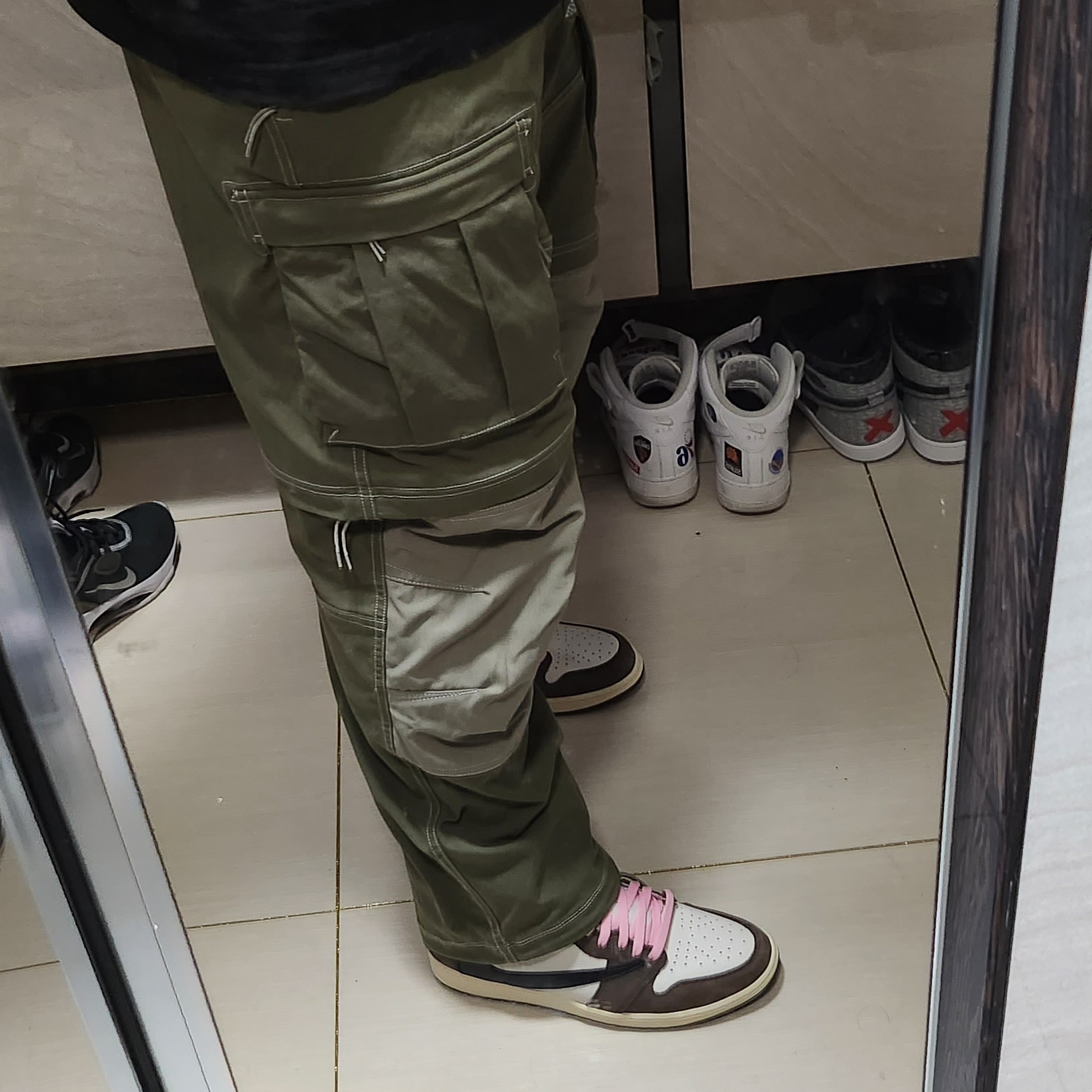 Nike ACG Smith Summit Cargo Pants Medium Olive - Asia, Jordan 1 x Travis Scott Retro High OG SP Mocha 착용 스타일