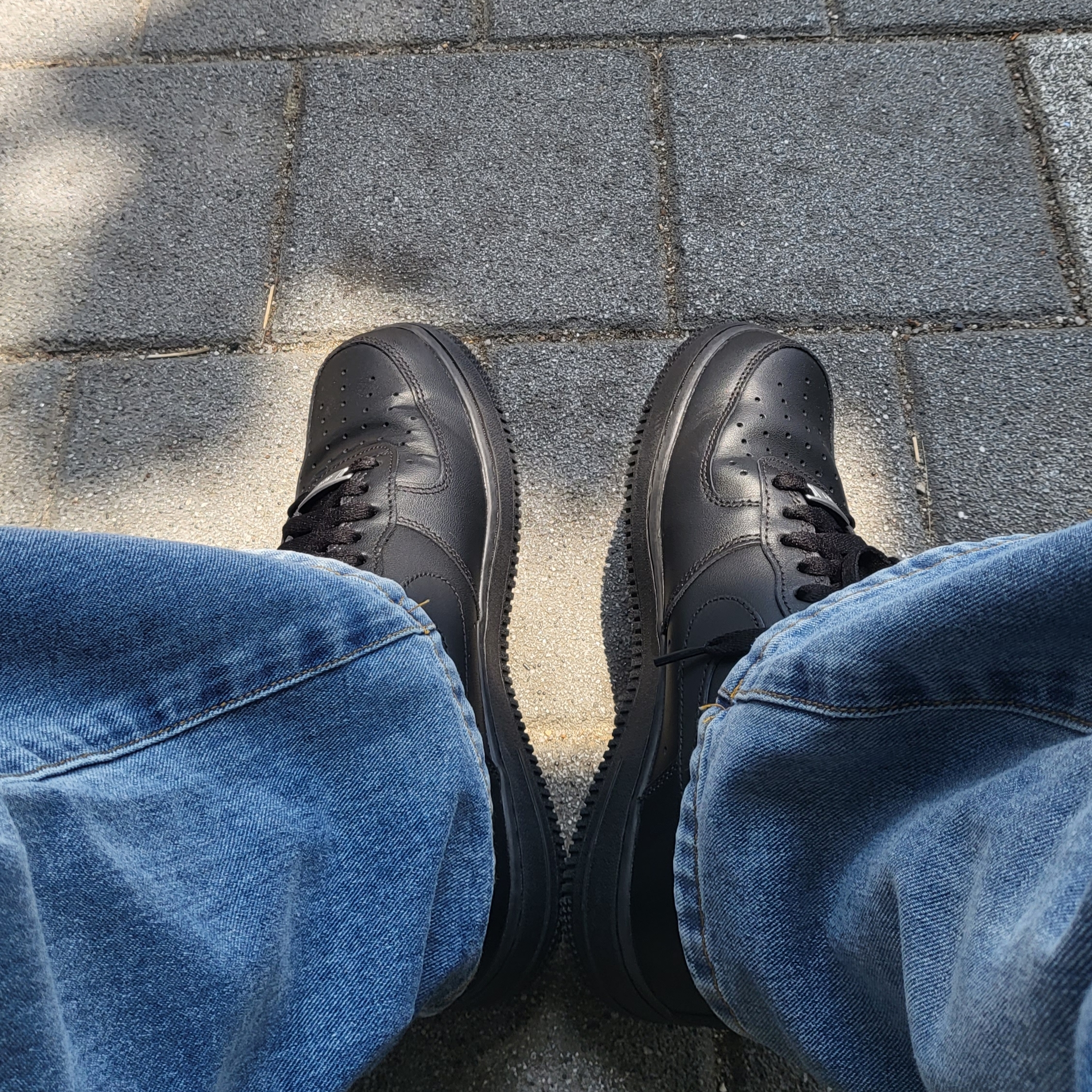 Nike Air Force 1 '07 Low Triple Black 착용 스타일