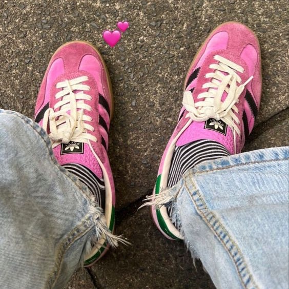 (W) Adidas Gazelle Indoor Bliss Pink, (W) Adidas Gazelle Bold Pink Glow Victory Blue 착용 스타일