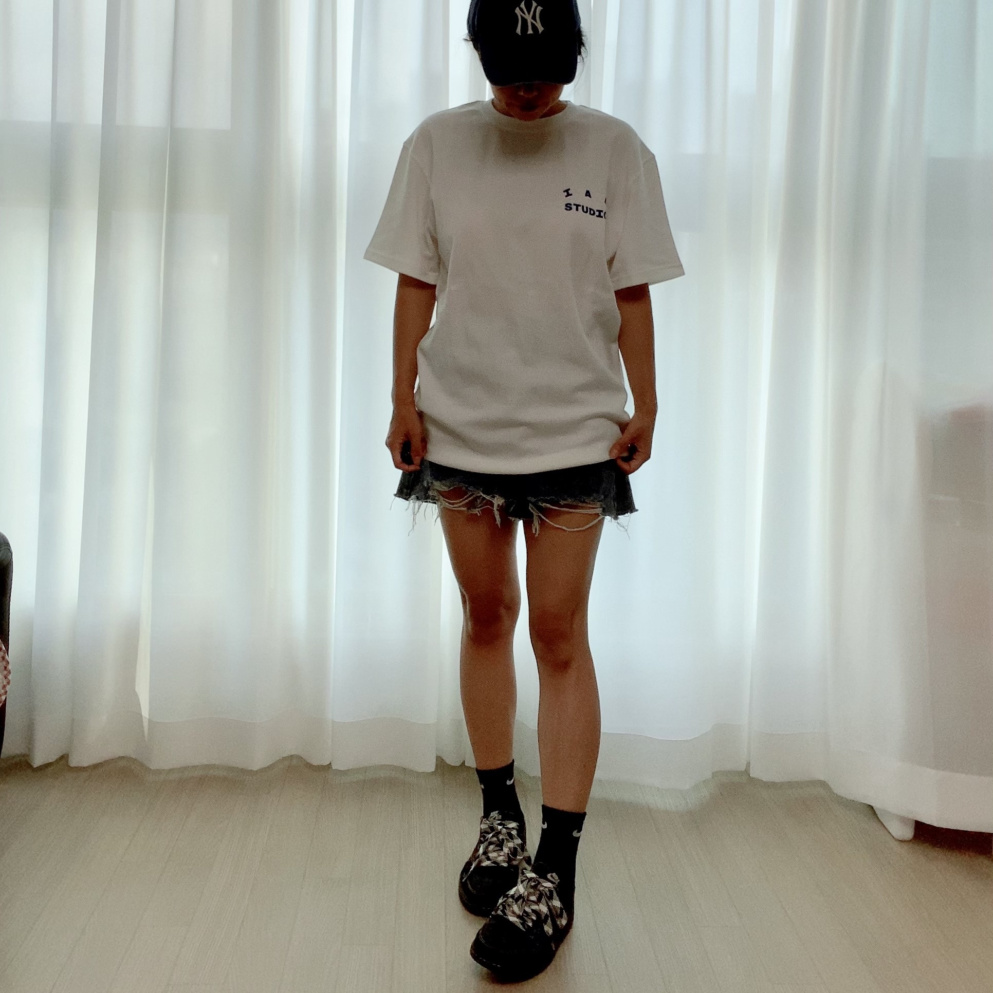 IAB Studio 10th Anniversary T-Shirts Pack White & Black (2 Pack) 착용 스타일 - 4