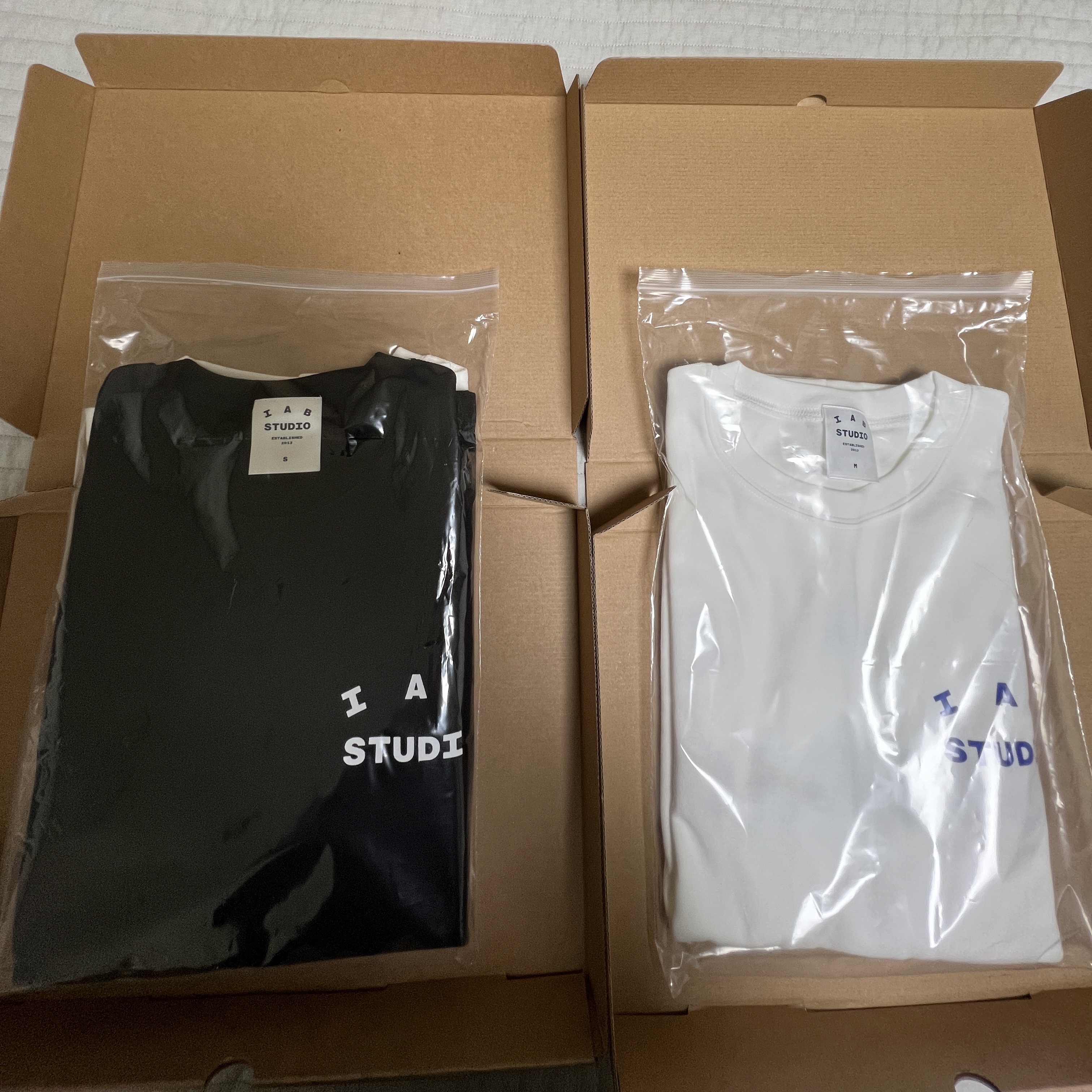 IAB Studio 10th Anniversary T-Shirts Pack White & Black (2 Pack) 착용 스타일 - 2