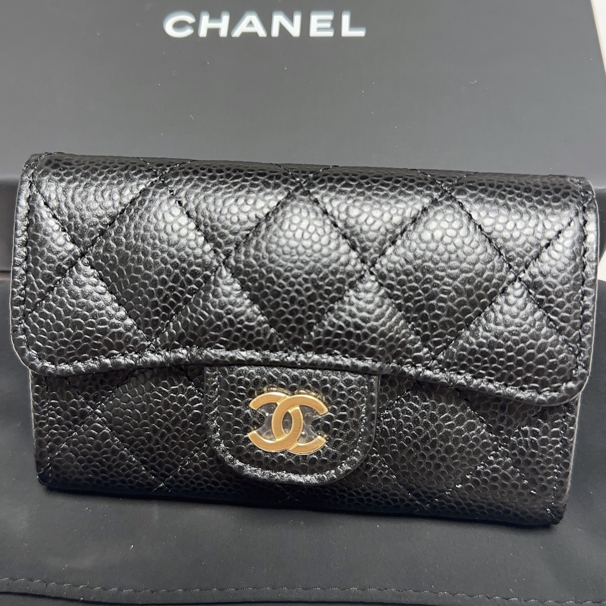 Chanel Classic Card Holder Grained Calfskin & Gold Black 착용 스타일