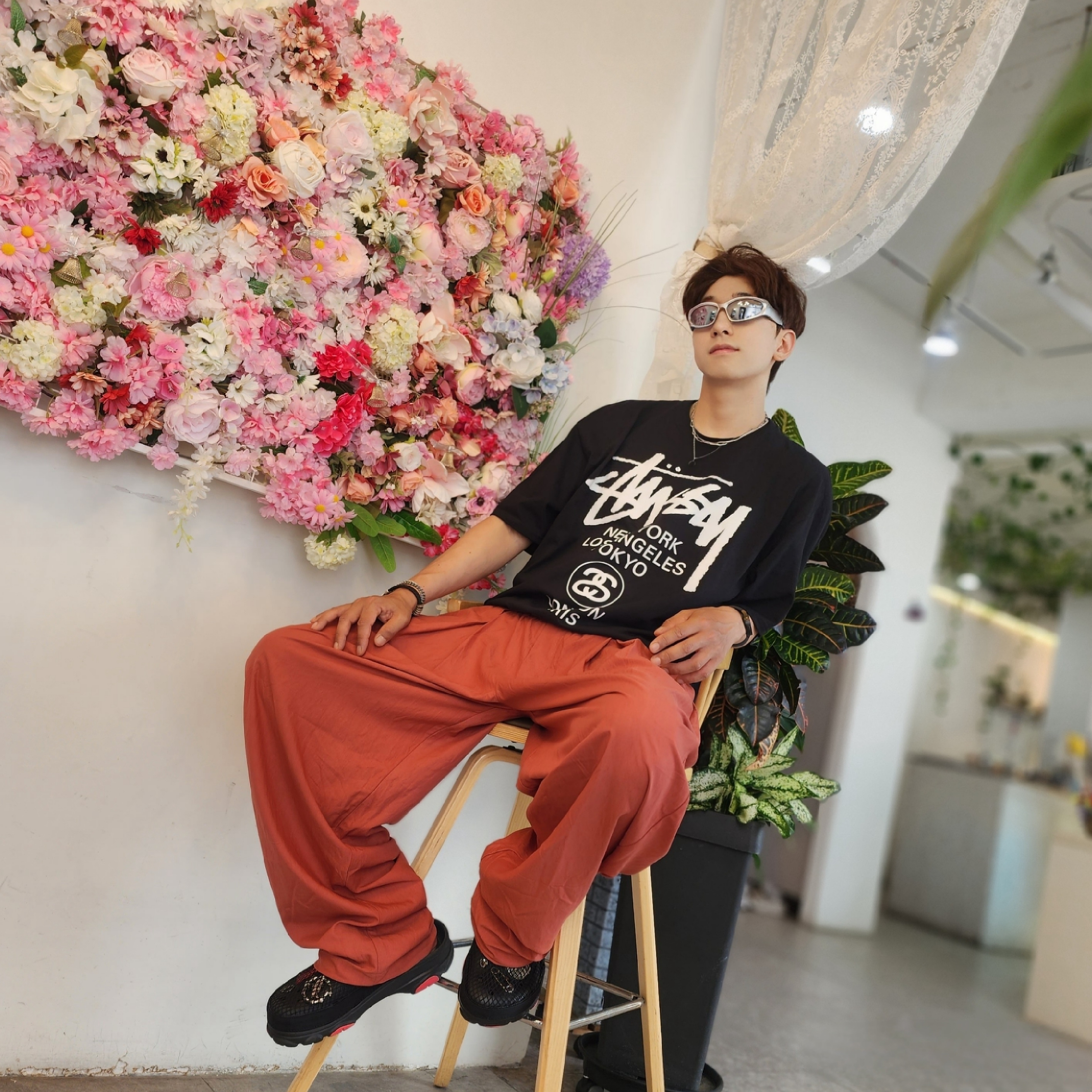 Crocs x Staple Classic All Terrain Clog Black, Stussy World Tour T-Shirt Black 착용 스타일 - 5