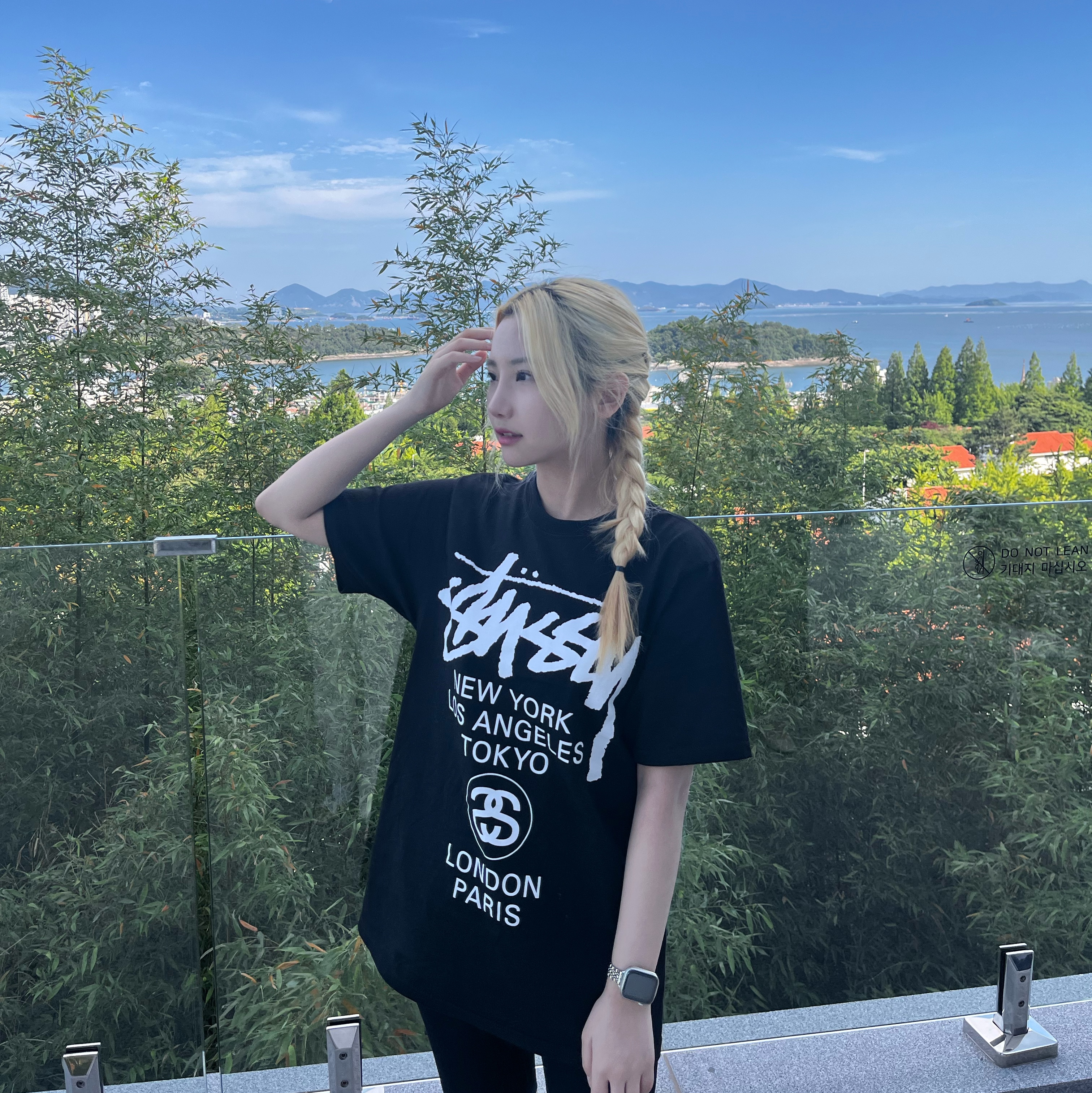 Stussy World Tour T-Shirt Black 2023 착용 스타일