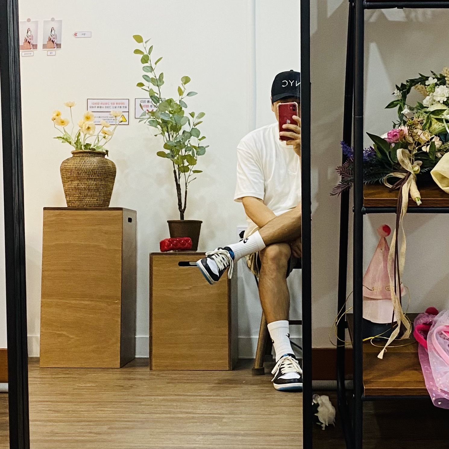 조던 1 레트로 로우 OG 블랙 앤 다크 파우더 블루 착용 스타일