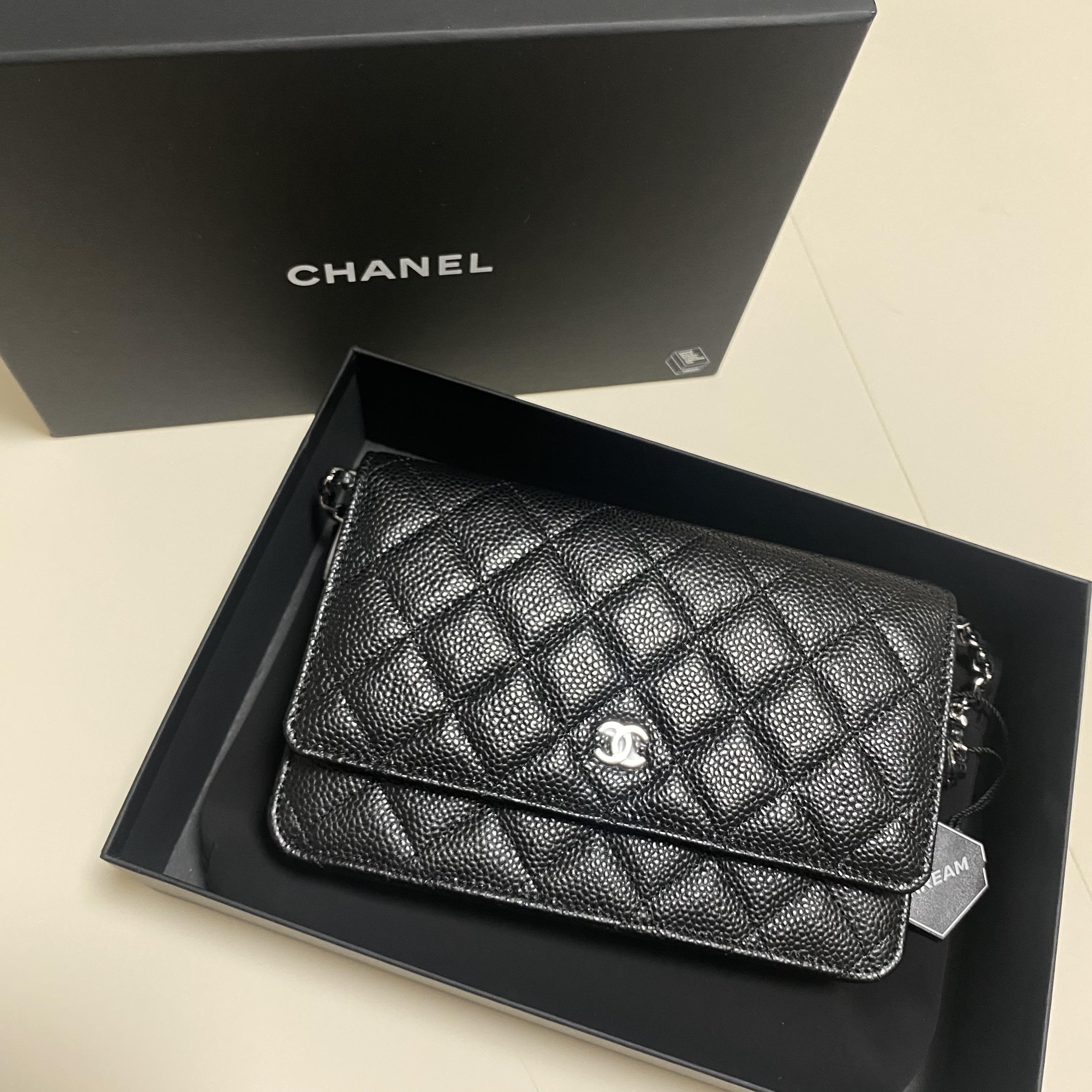 Chanel Classic Wallet On Chain Grained Calfskin & Silver Black 착용 스타일