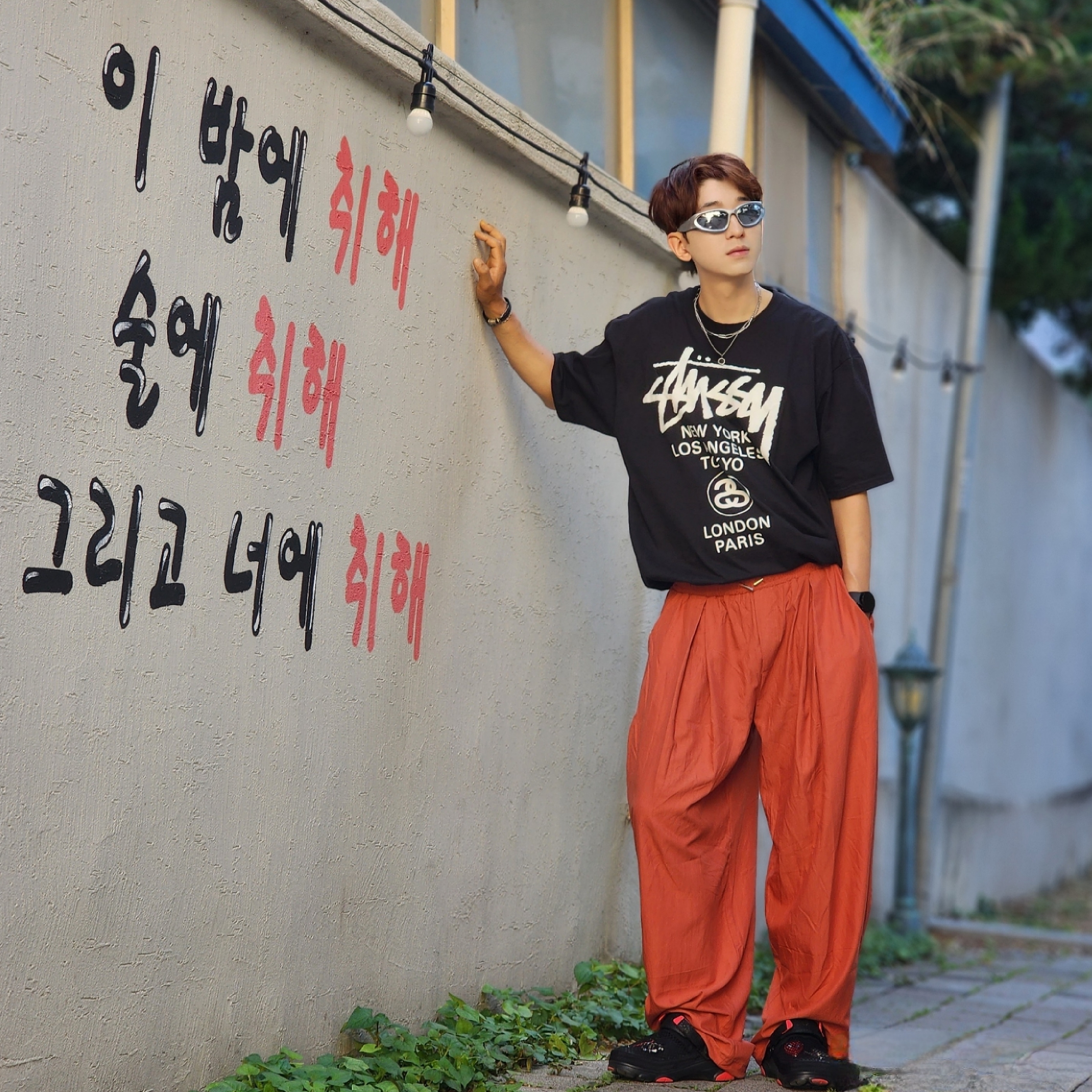 Crocs x Staple Classic All Terrain Clog Black, Stussy World Tour T-Shirt Black 착용 스타일 - 1