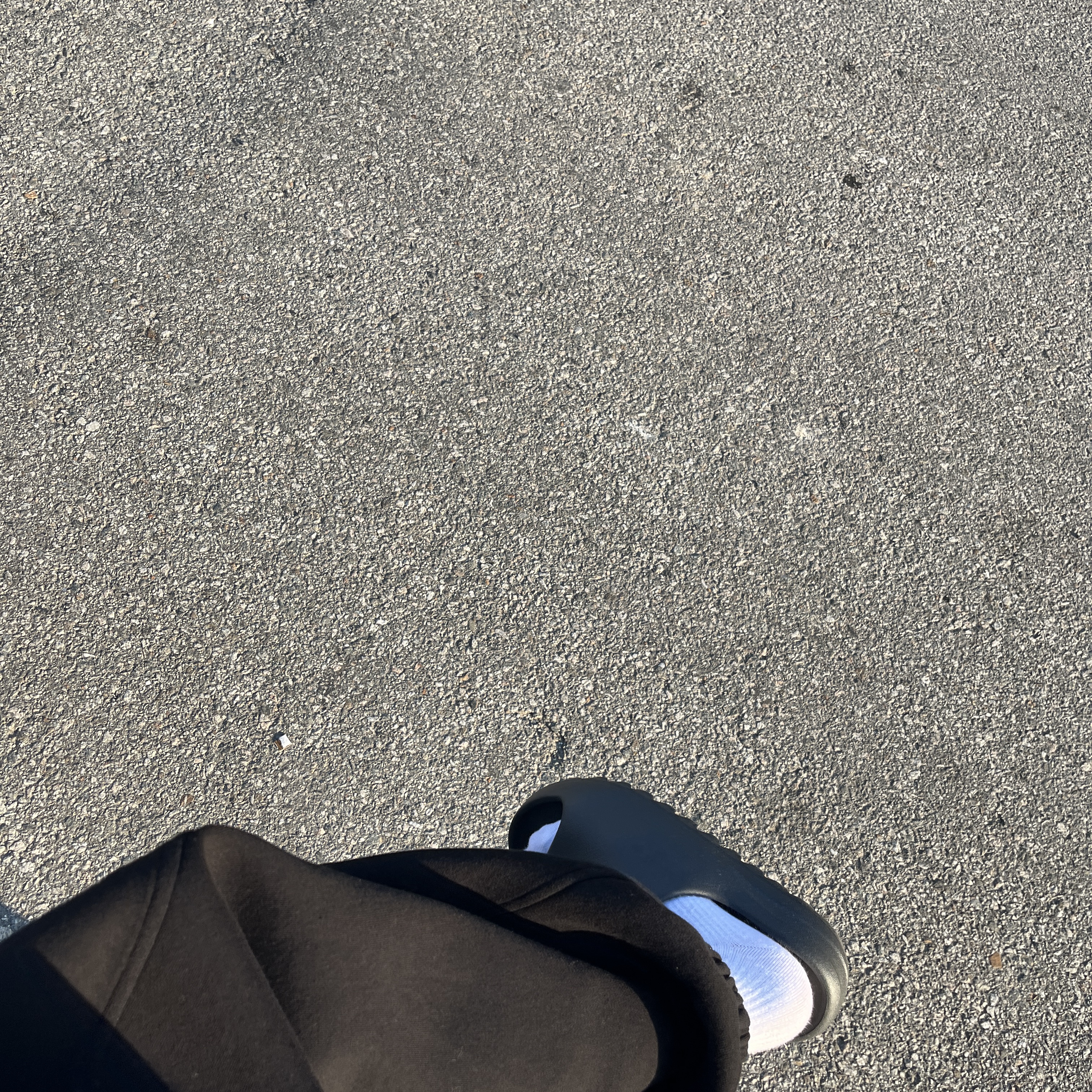 Adidas Yeezy Slide Onyx 착용 스타일 - 2