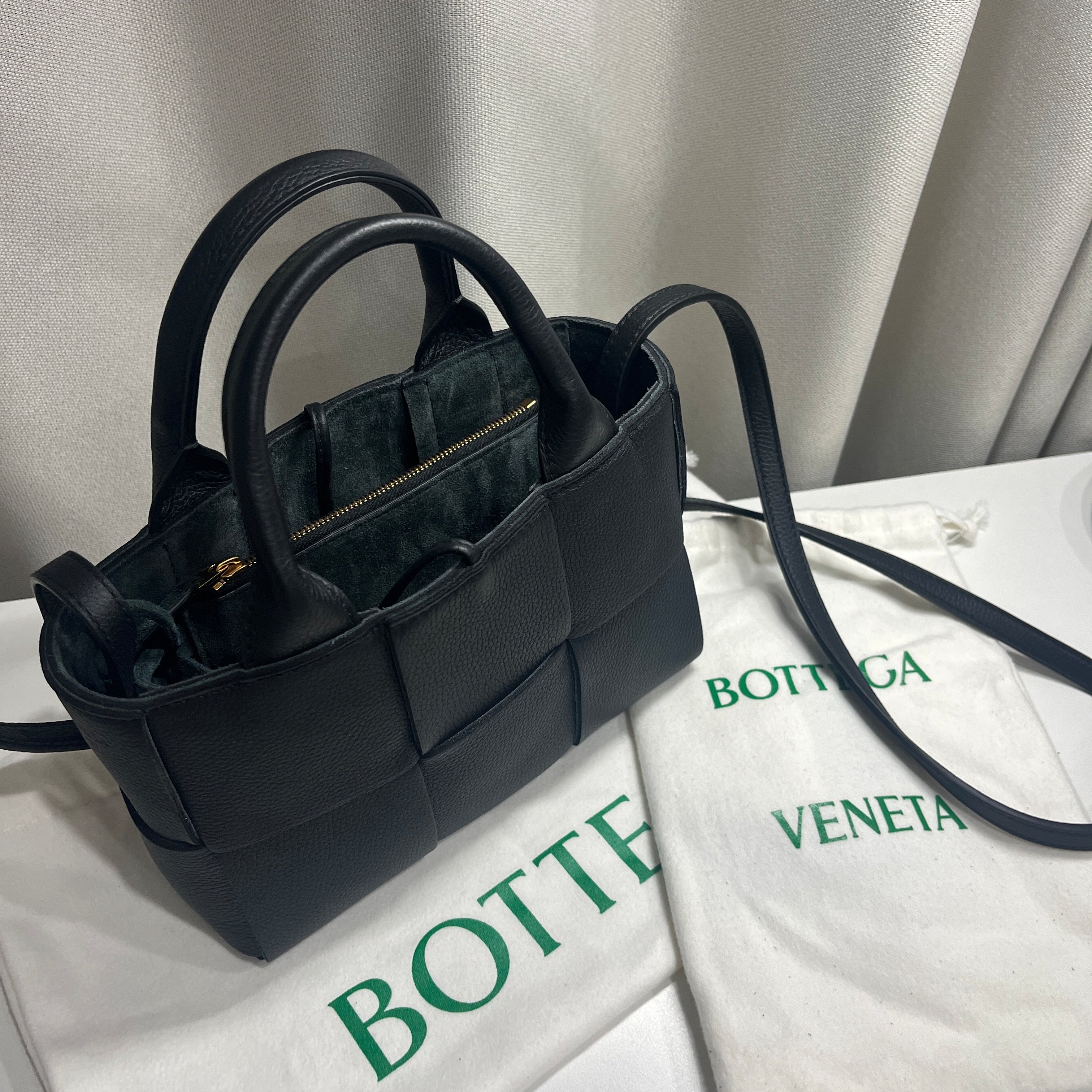 Bottega Veneta Candy Arco Tote Bag Black 착용 스타일 - 2