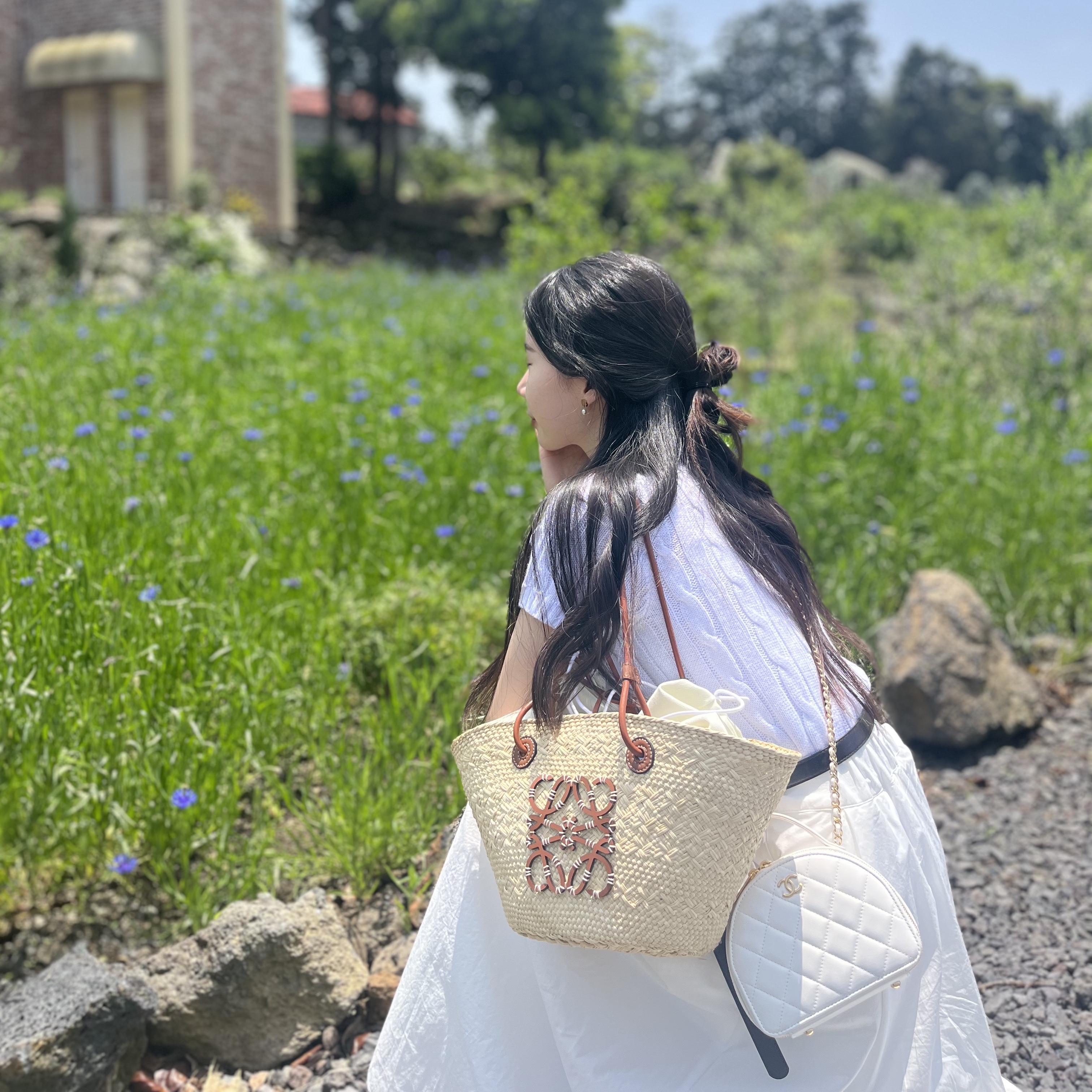 Chanel Clutch with Chain Lambskin & Gold White, Loewe Small Anagram Basket Bag in Iraca Palm and Calfskin Natural Tan 착용 스타일 - 5