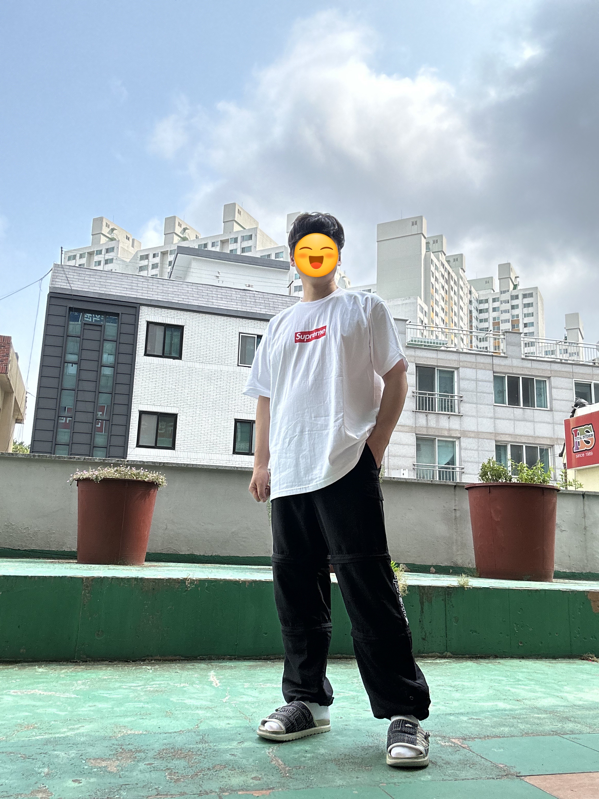 Supreme West Hollywood Box Logo T-Shirt White - 23SS, Supreme x The North Face Trekking Zip-Off Belted Pants Black - 22SS 착용 스타일 - 1