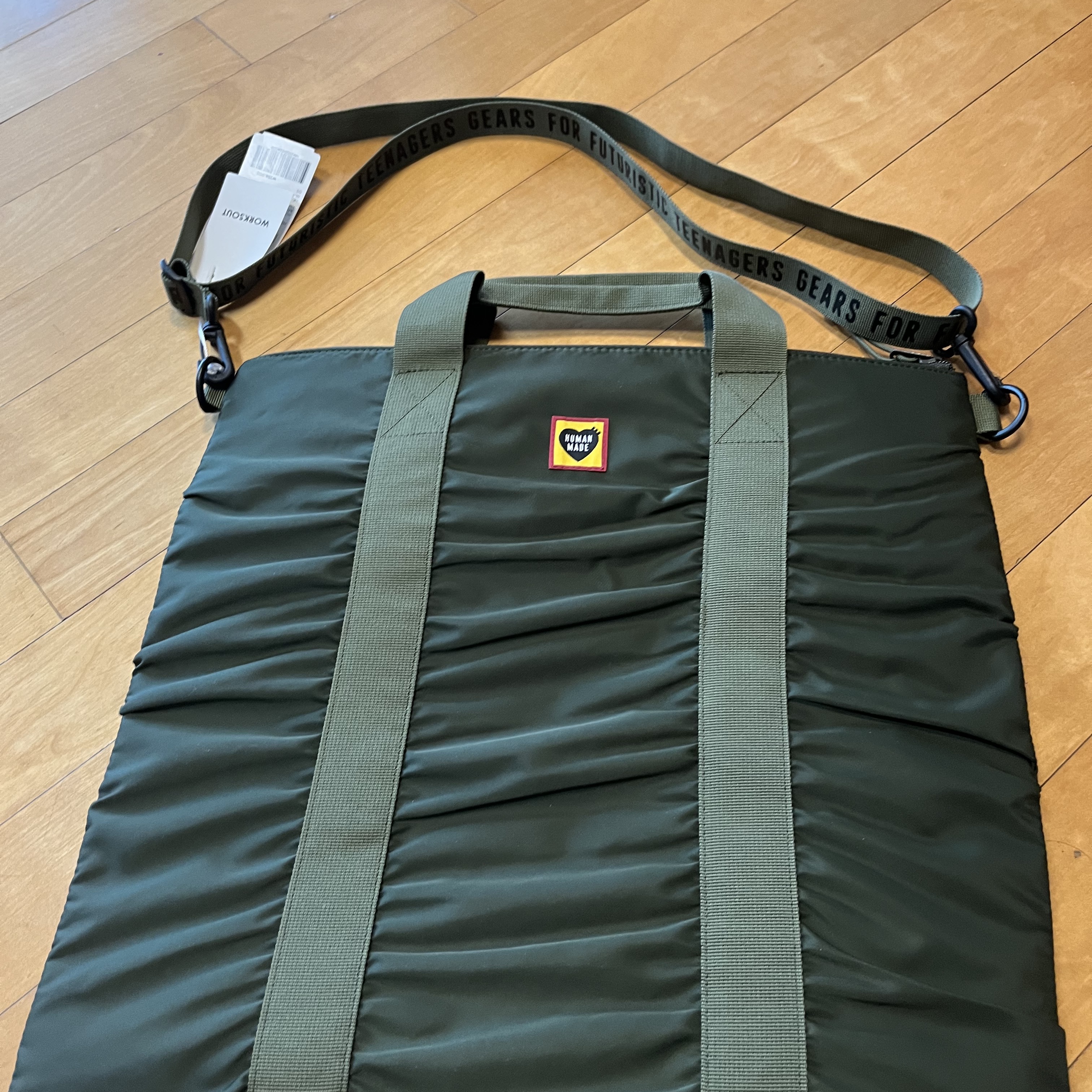 Human Made Helmet Bag Olive Drab 착용 스타일 - 1