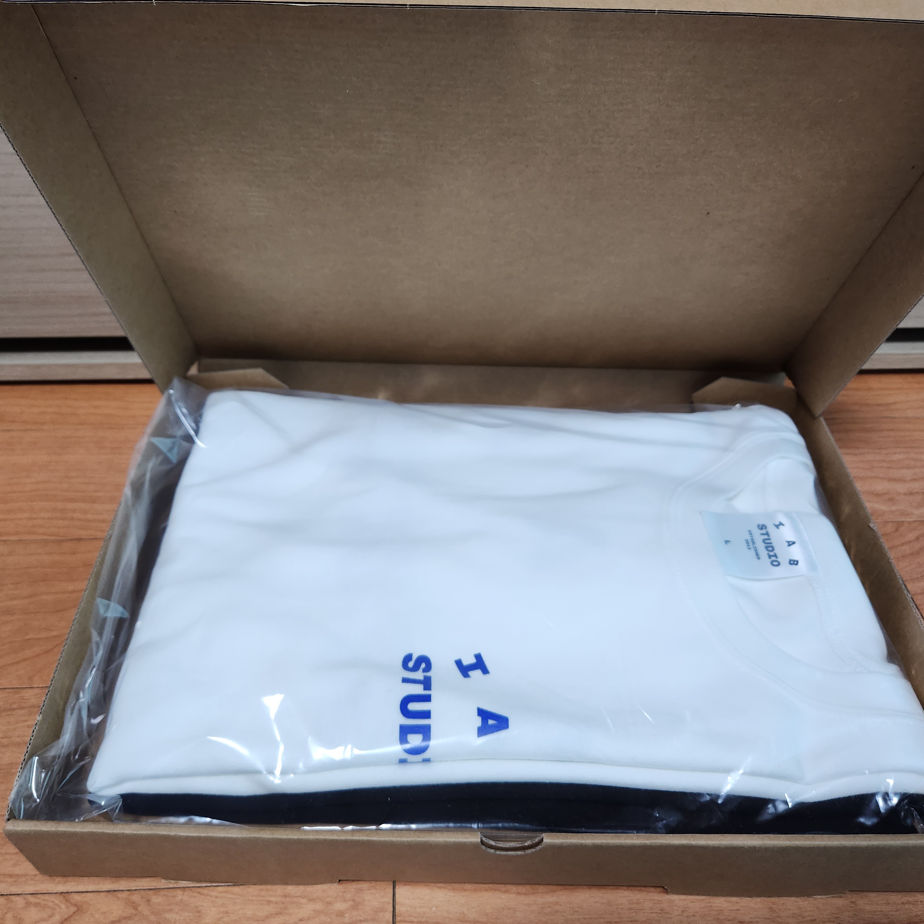 IAB Studio 10th Anniversary T-Shirts Pack White & Black (2 Pack) 착용 스타일 - 2