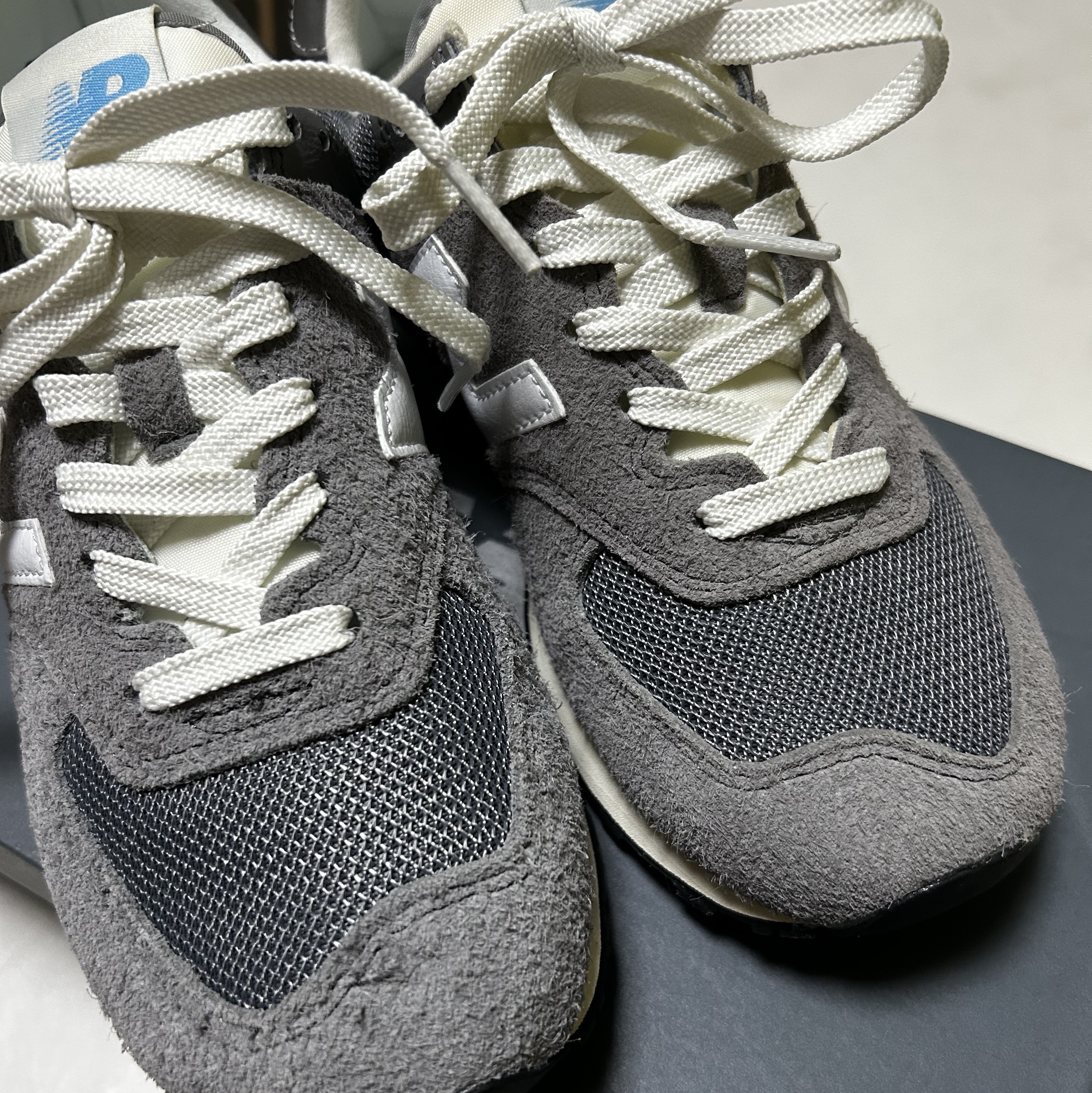 New Balance 574 Heritage Gray 착용 스타일 - 1