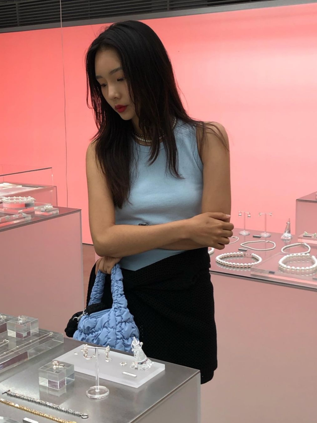 코스 퀼티드 마이크로백 블루 착용 스타일