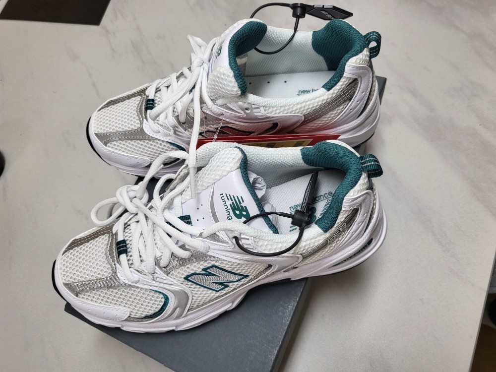 New Balance 530 White Mint 착용 스타일