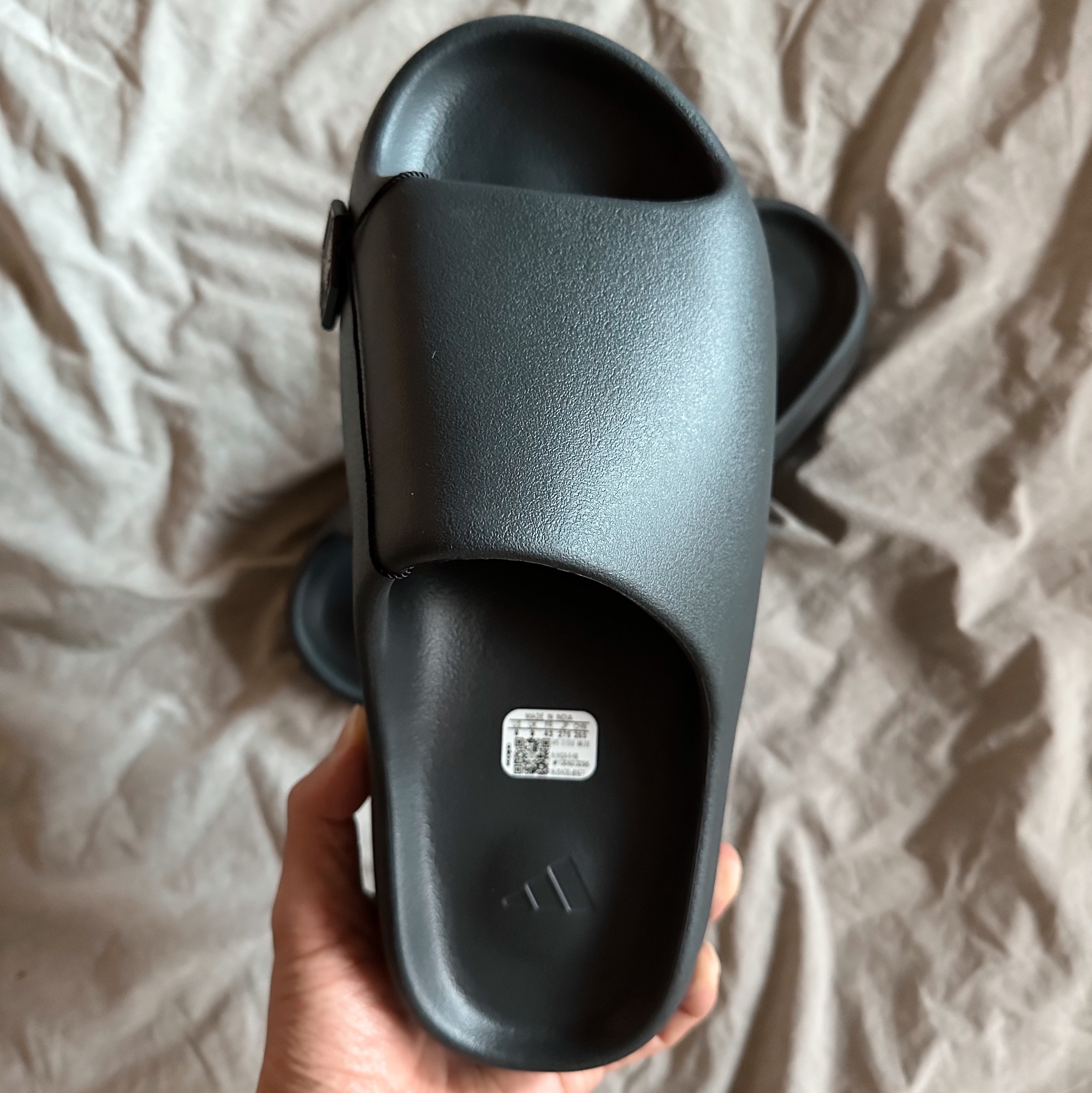 Adidas Yeezy Slide Onyx 착용 스타일 - 2