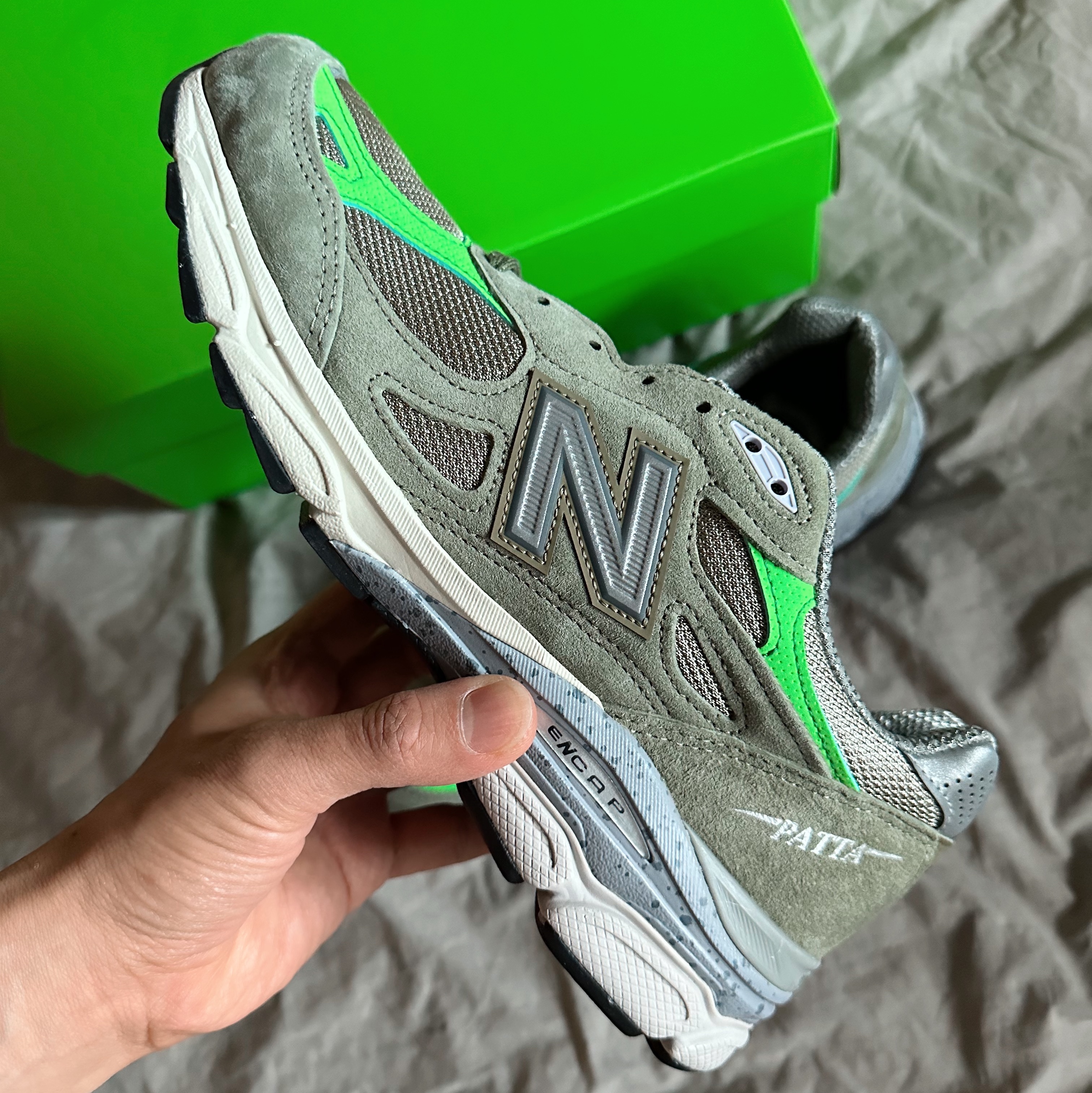New Balance x Patta 990v3 Made in USA Olive 착용 스타일 - 4