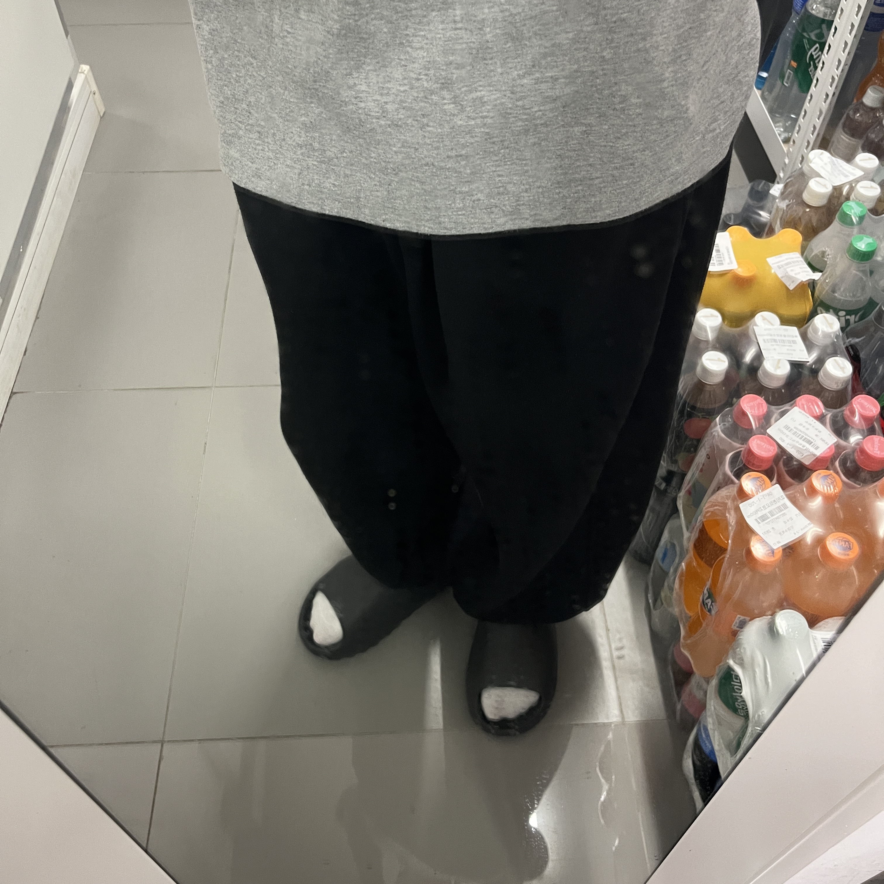 Adidas Yeezy Slide Onyx 착용 스타일 - 3