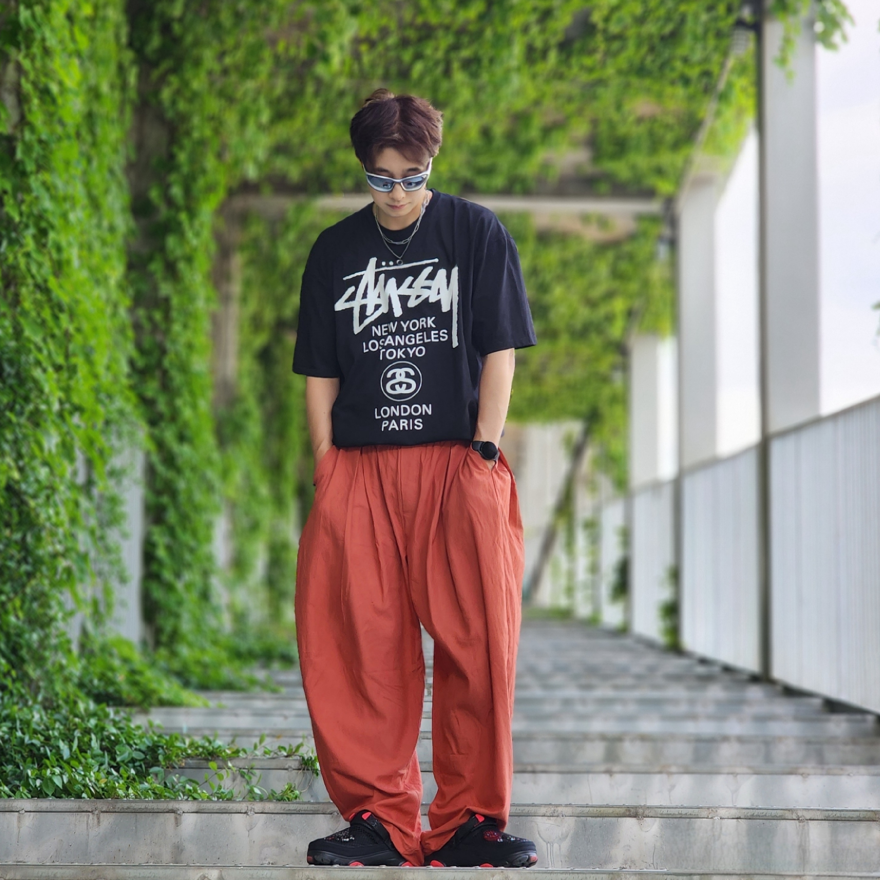 Stussy World Tour T-Shirt Black, Crocs x Staple Classic All Terrain Clog Black 착용 스타일 - 2