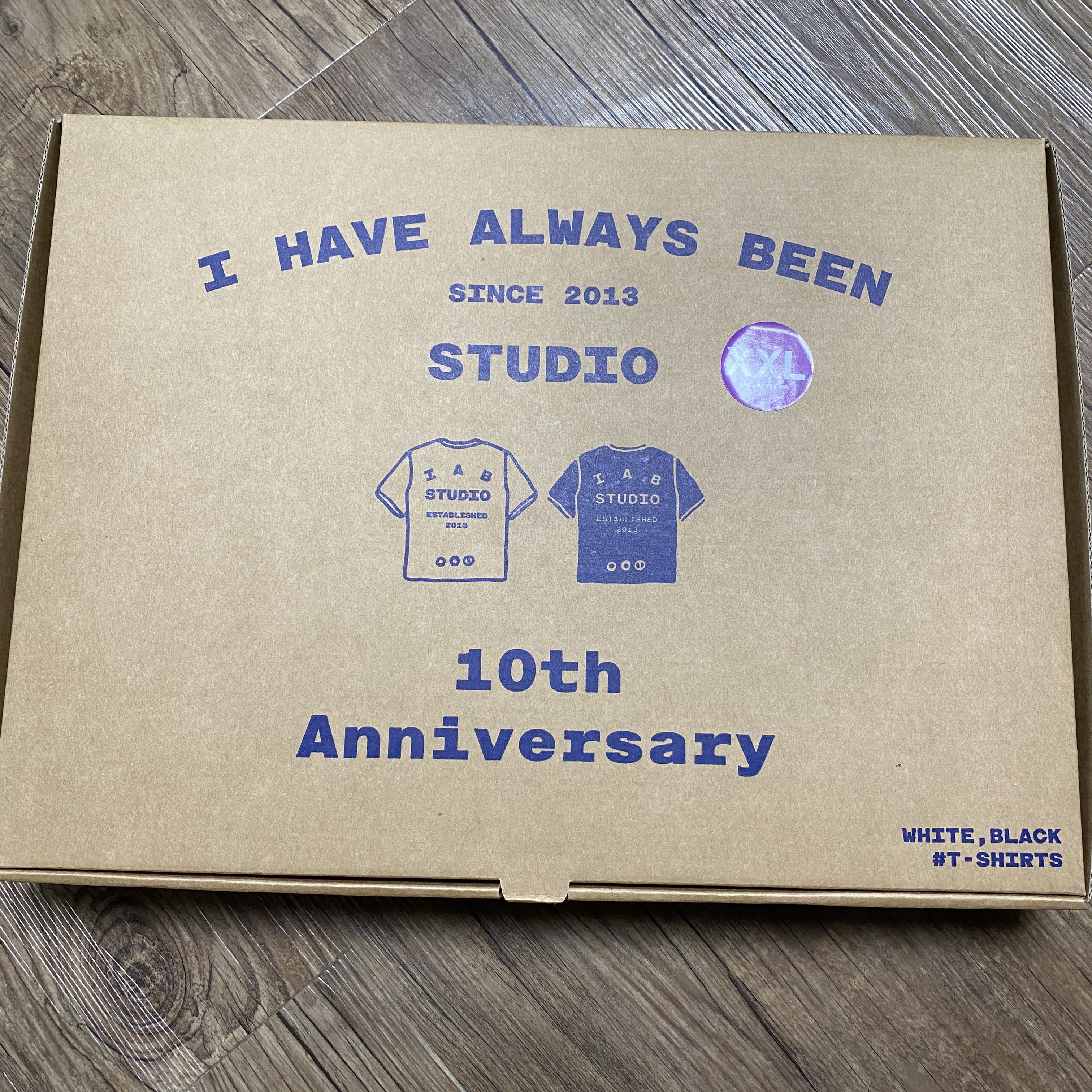 아이앱 스튜디오 10주년 티셔츠 팩 화이트 & 블랙 (2개입) 착용 스타일 - 1