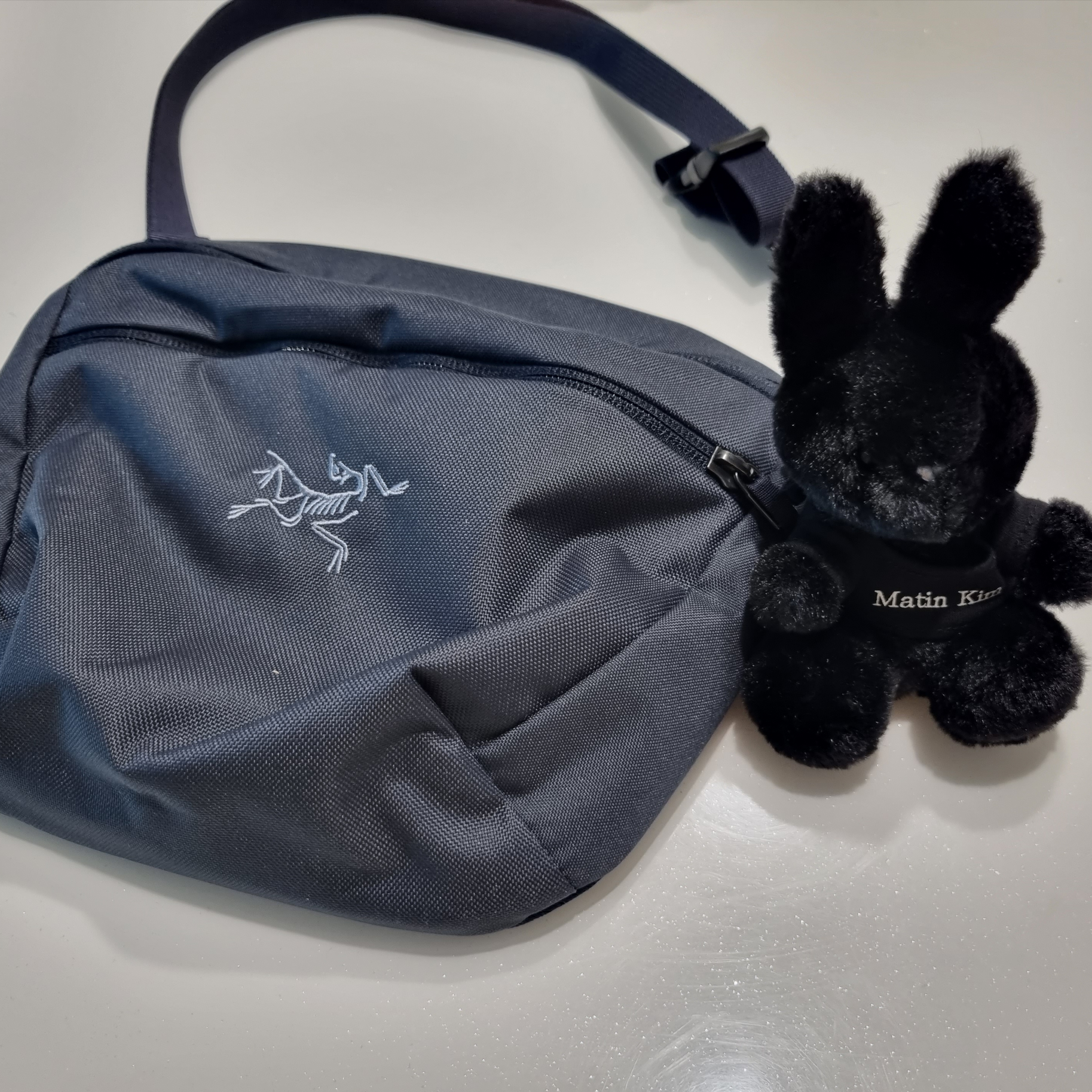 Arc'teryx Mantis 2 Waistpack Black Sapphire, Matin Kim Black Bunny Toy Keyring Black 착용 스타일