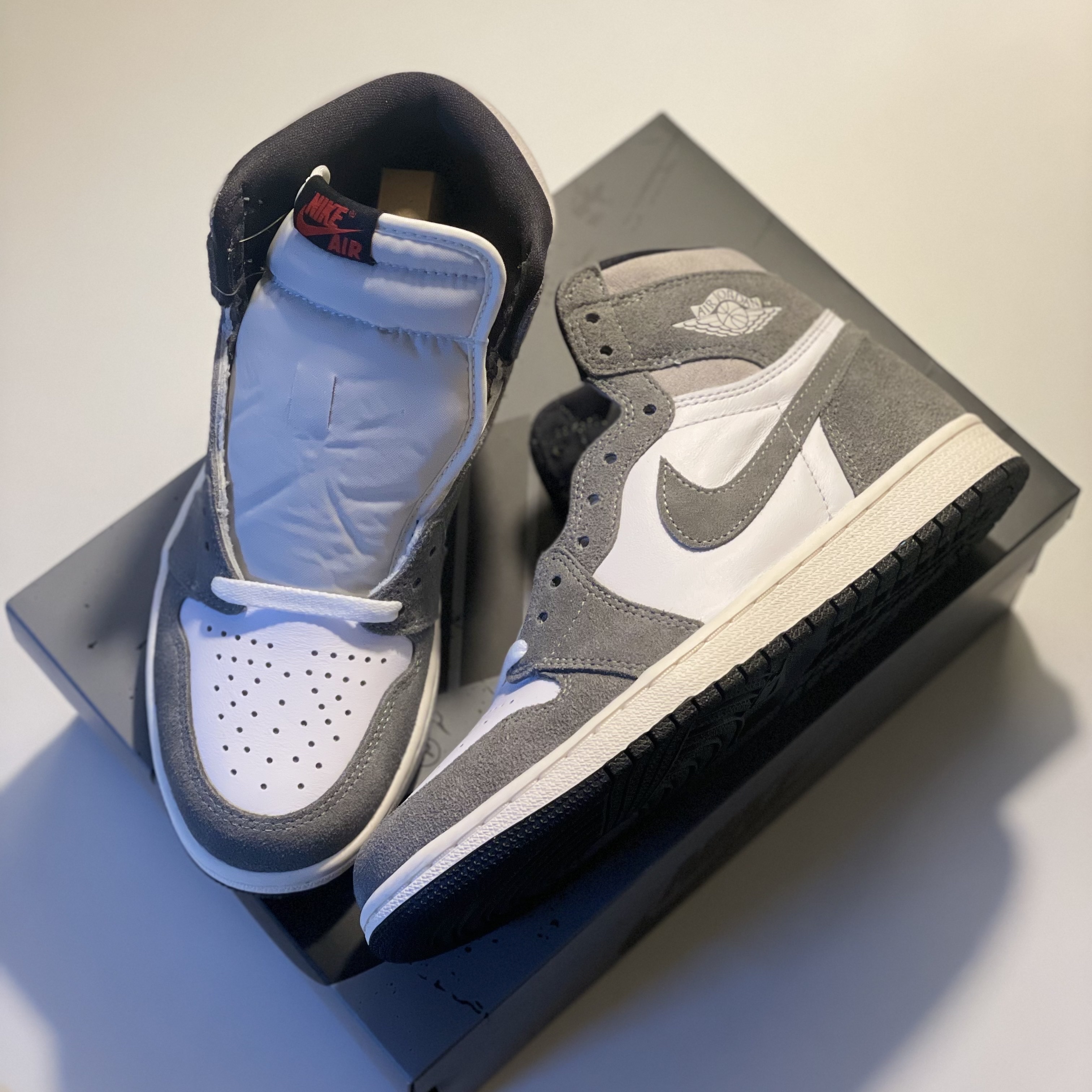 Jordan 1 Retro High OG Black and Smoke Grey 착용 스타일 - 1