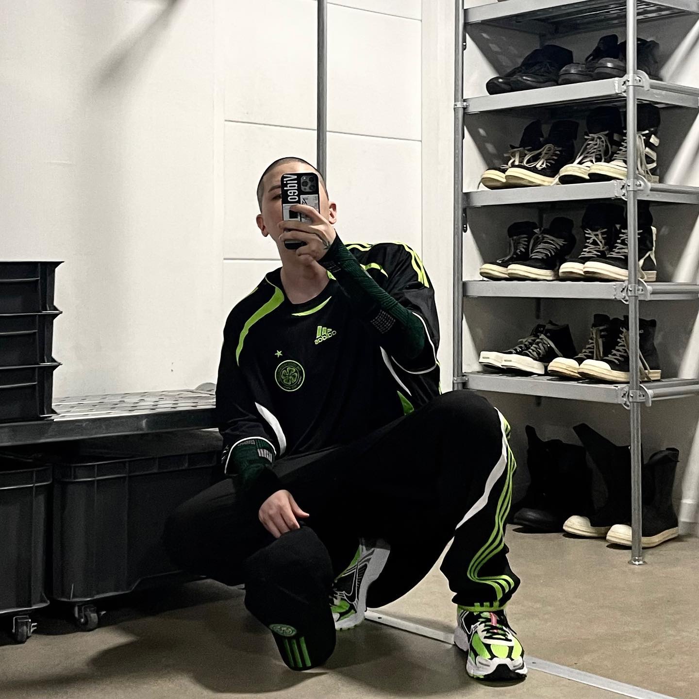 Nike Zoom Vomero 5 Electric Green Black 착용 스타일