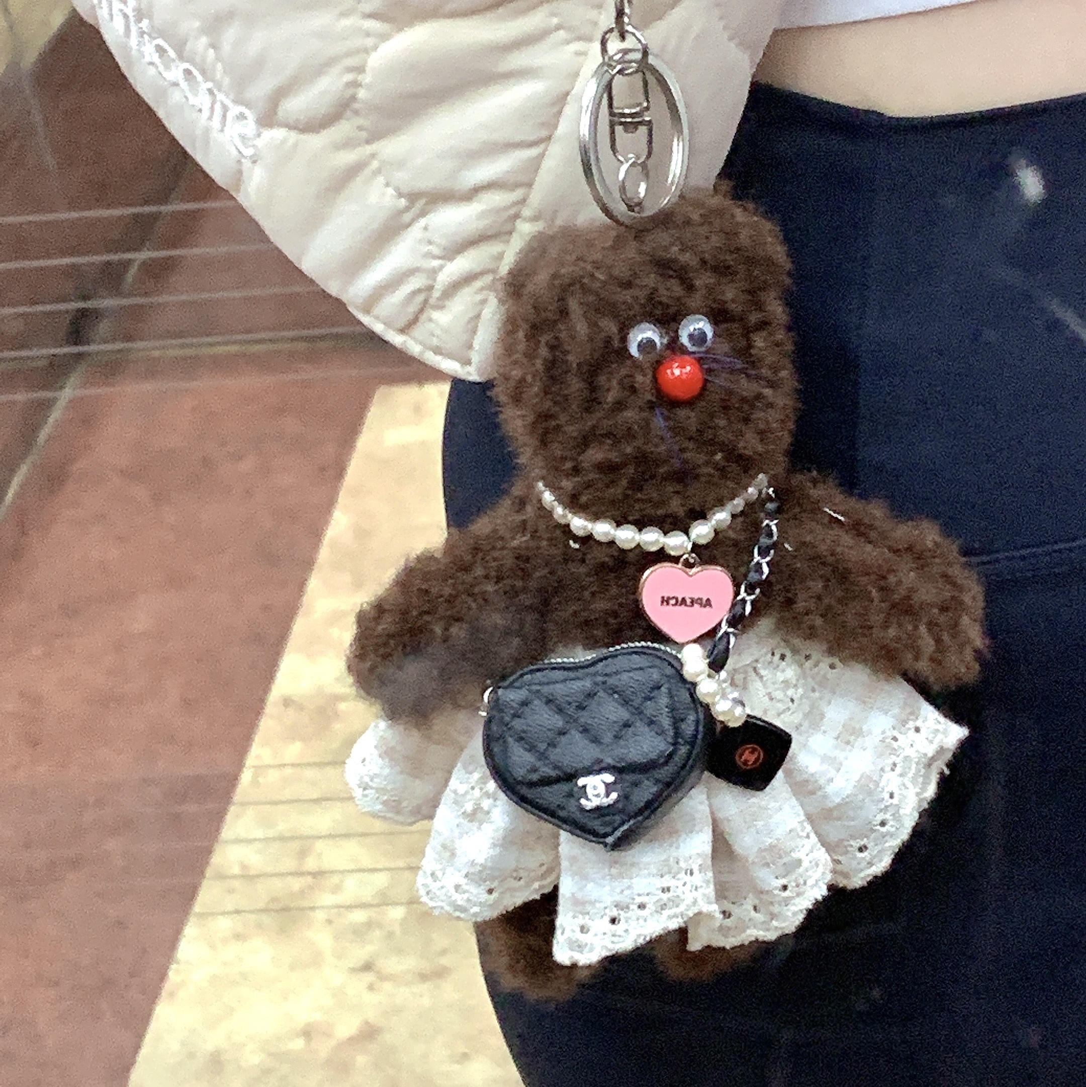 [KREAM 단독] Monamhee Bred Keyring with Pink Pants Brown 착용 스타일 - 2
