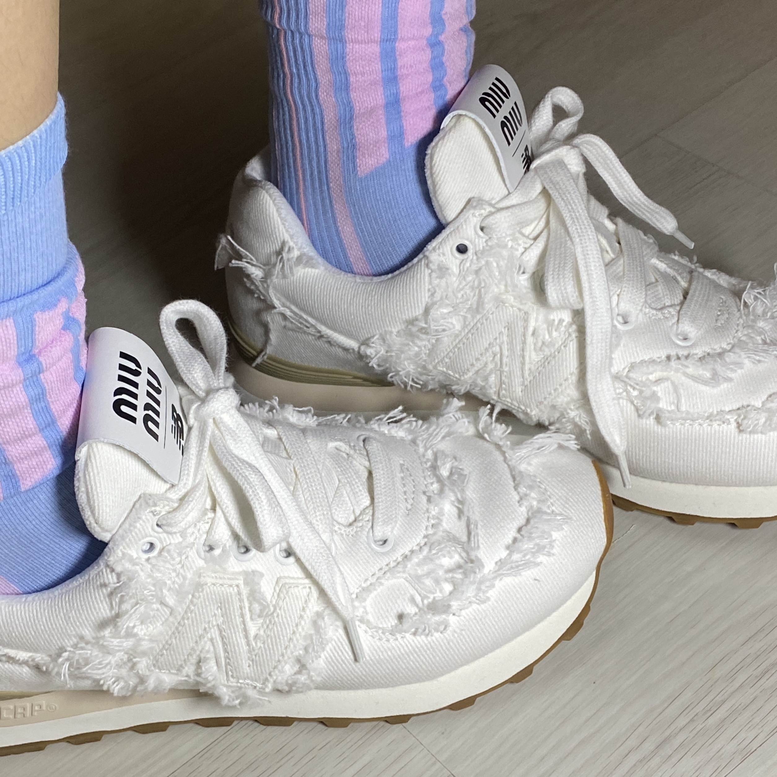 (W) New Balance x Miu Miu 574 Denim White 착용 스타일 - 4