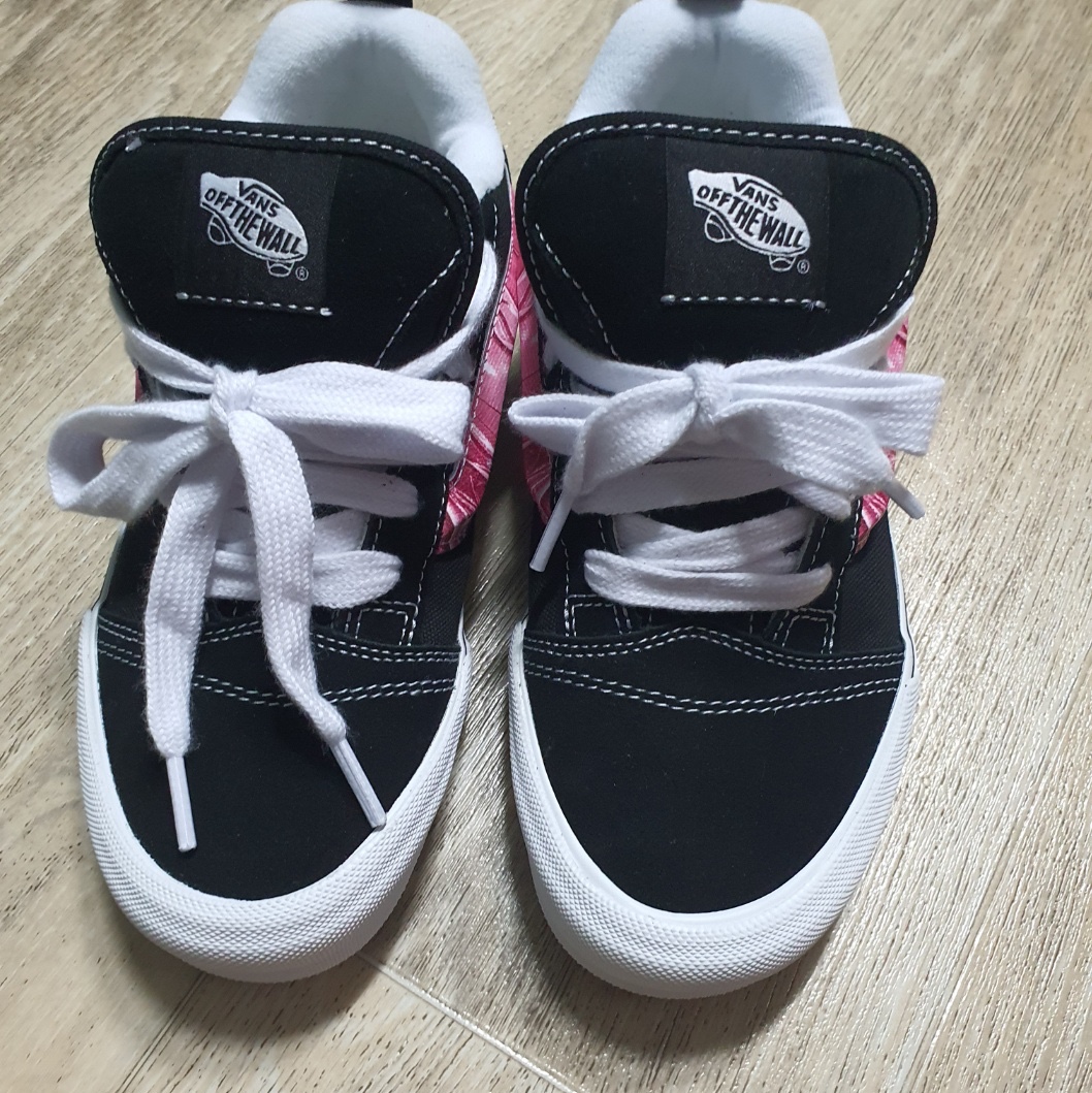 Vans x Peaches. Knu-Skool Black Pink 착용 스타일