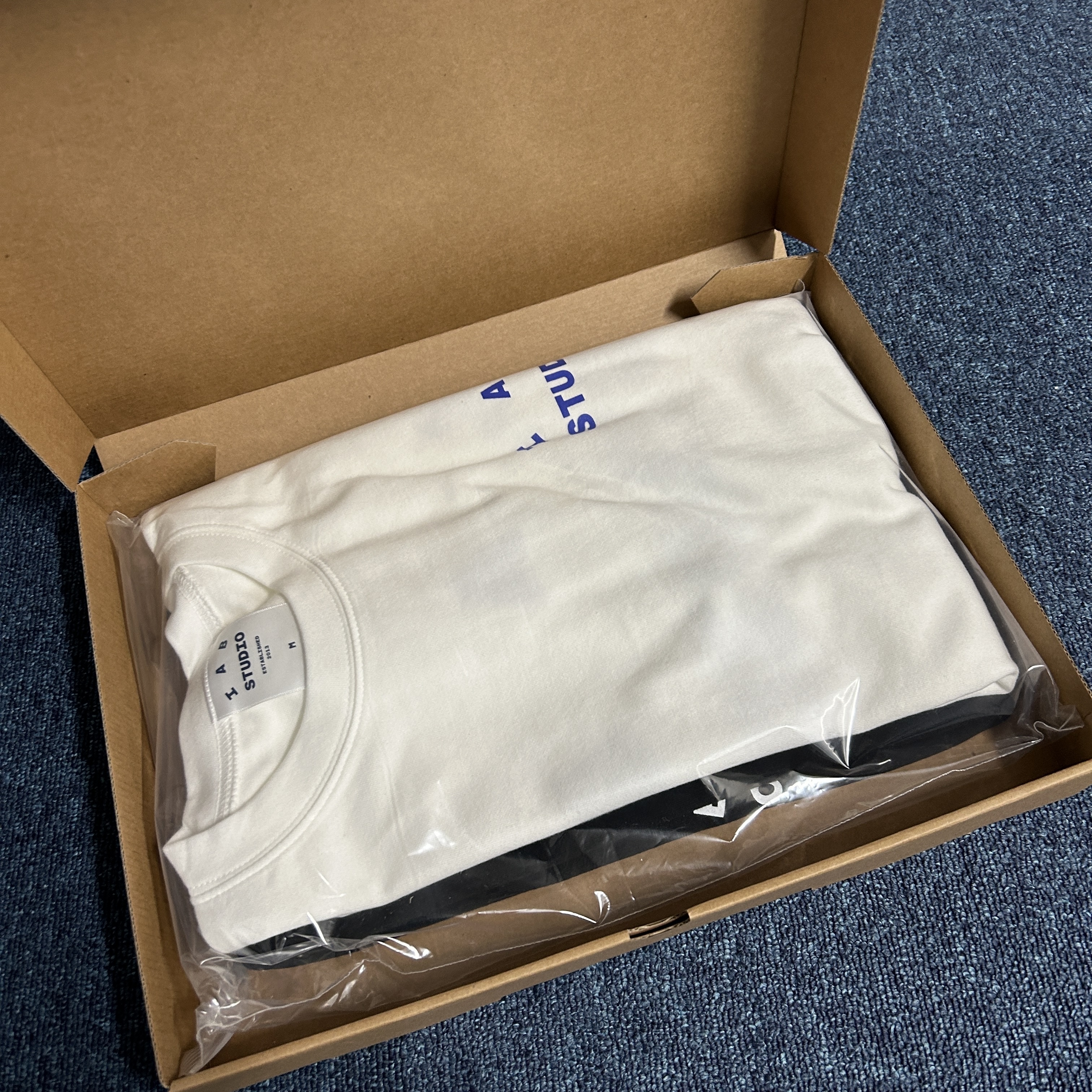 IAB Studio 10th Anniversary T-Shirts Pack White & Black (2 Pack) 착용 스타일 - 2