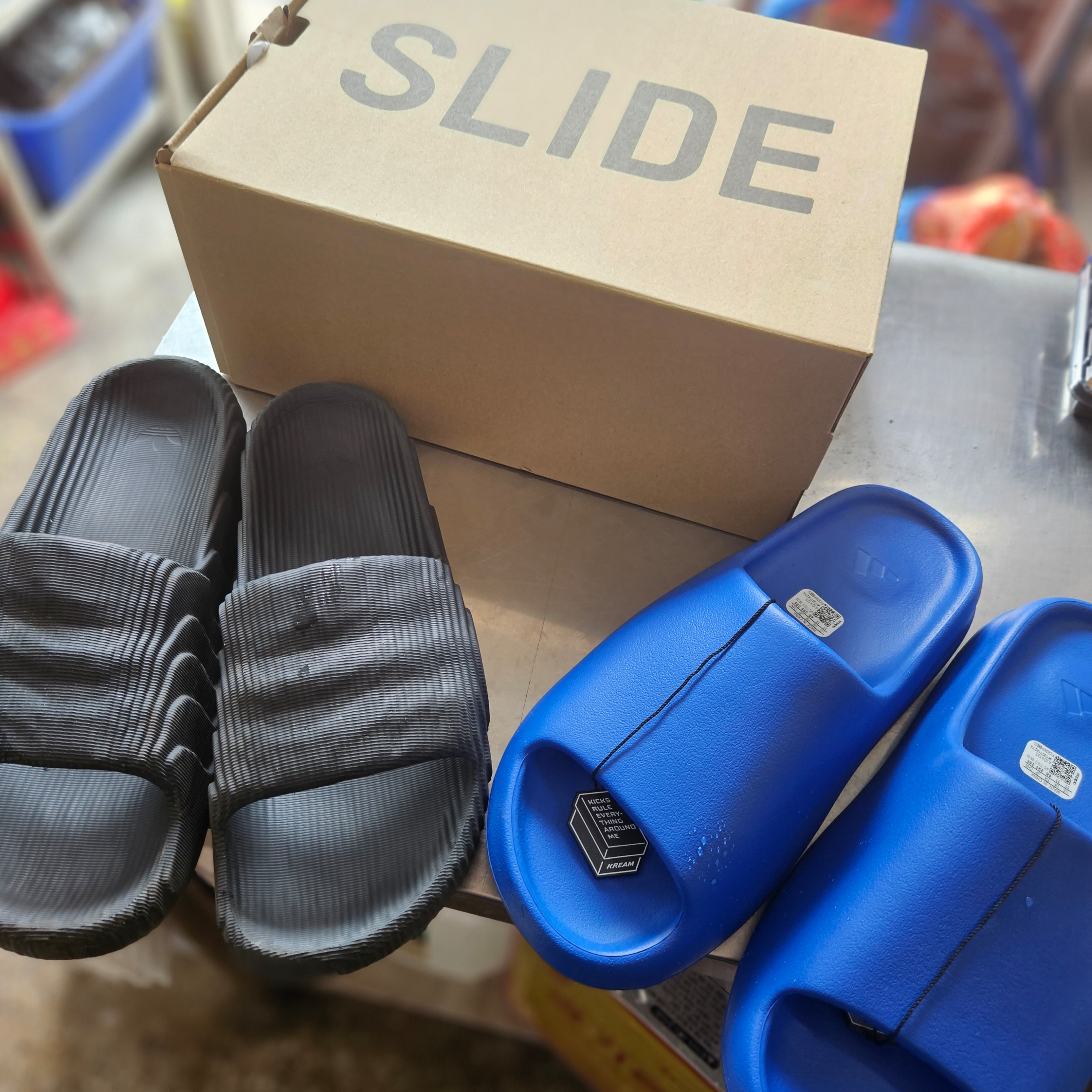 Adidas Yeezy Slide Azure, Adidas Adilette 22 Carbon 착용 스타일 - 2