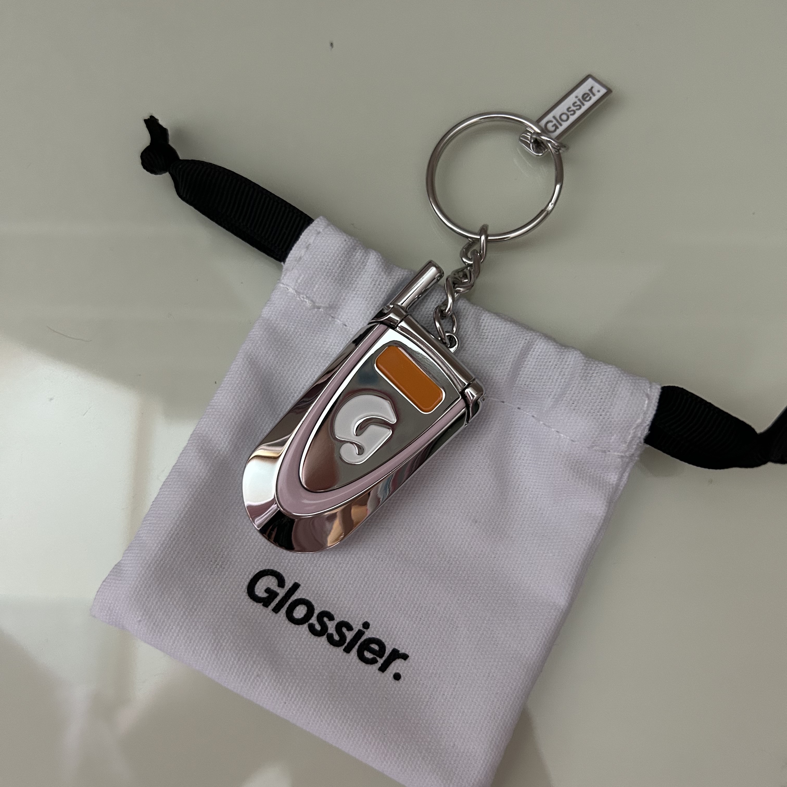Glossier Cell Phone Keychain - LA Exclusive 착용 스타일 - 1