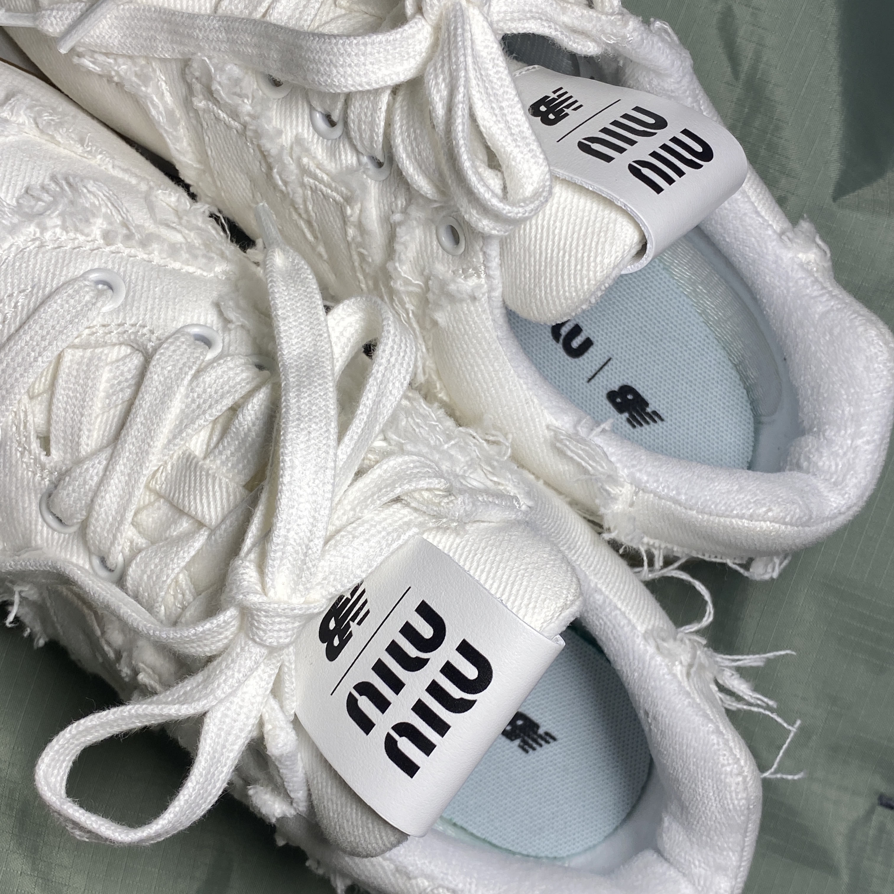 (W) New Balance x Miu Miu 574 Denim White 착용 스타일 - 1