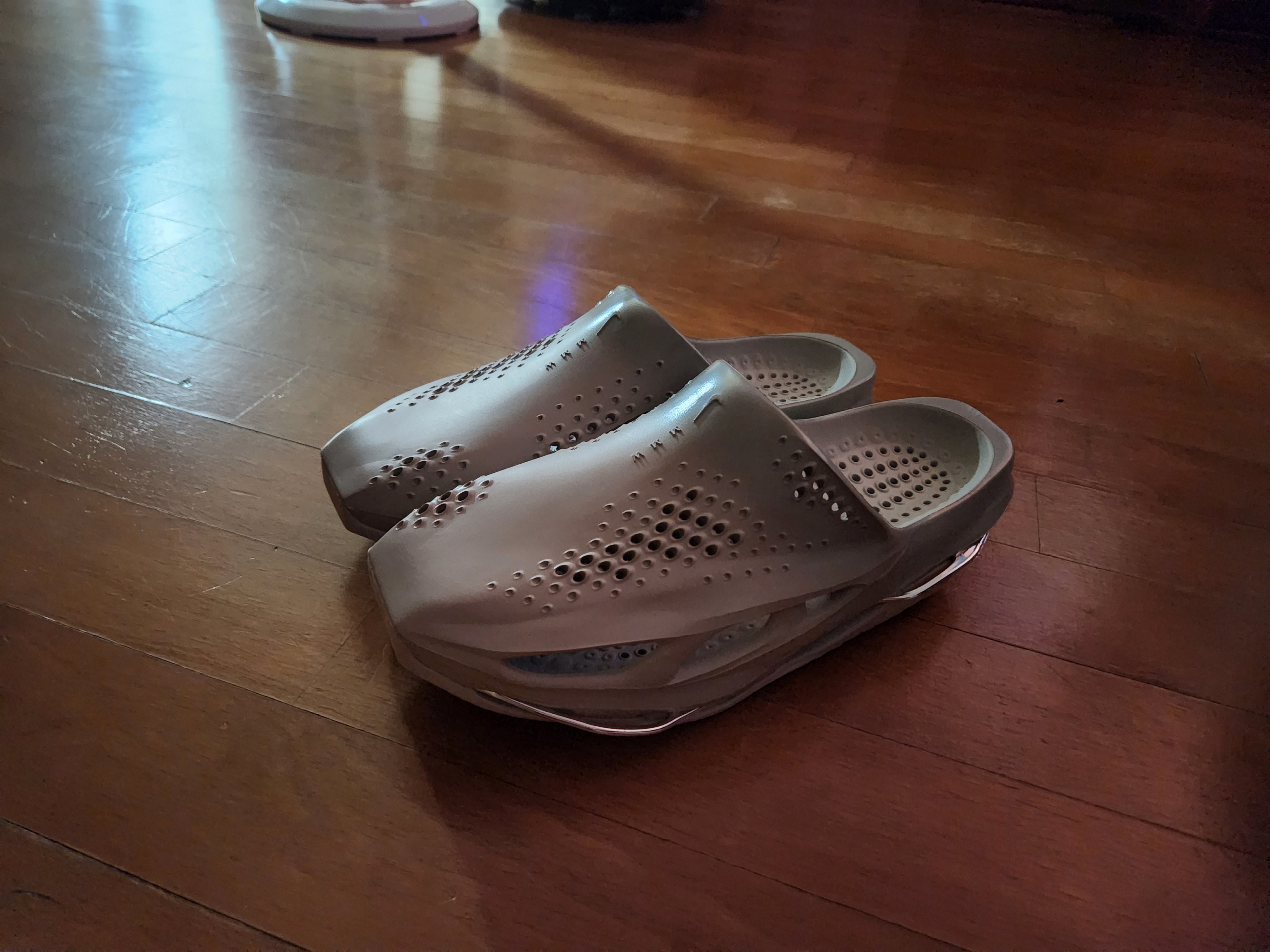 Nike x Matthew M Williams 005 Slide Light Bone and Chrome 착용 스타일