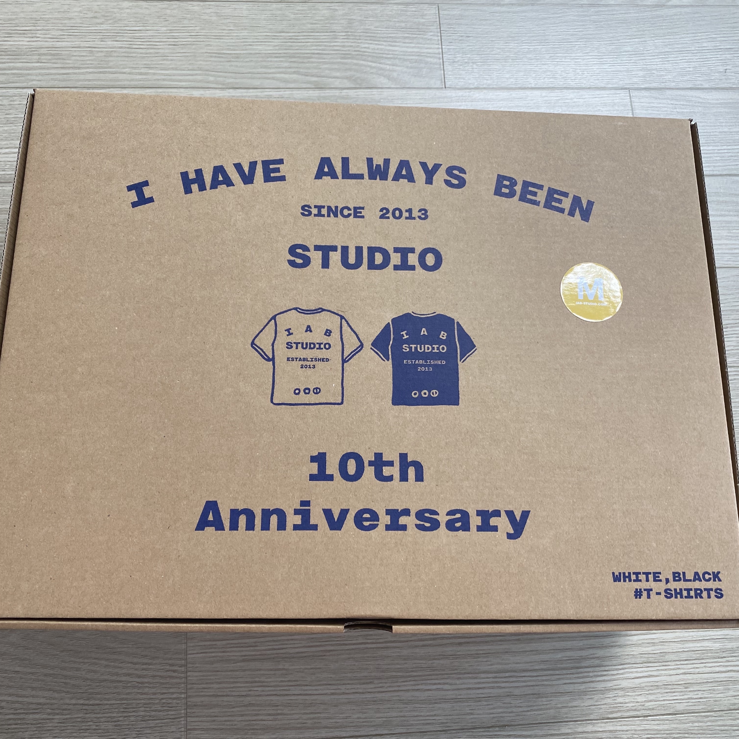 IAB Studio 10th Anniversary T-Shirts Pack White & Black (2 Pack) 착용 스타일 - 1