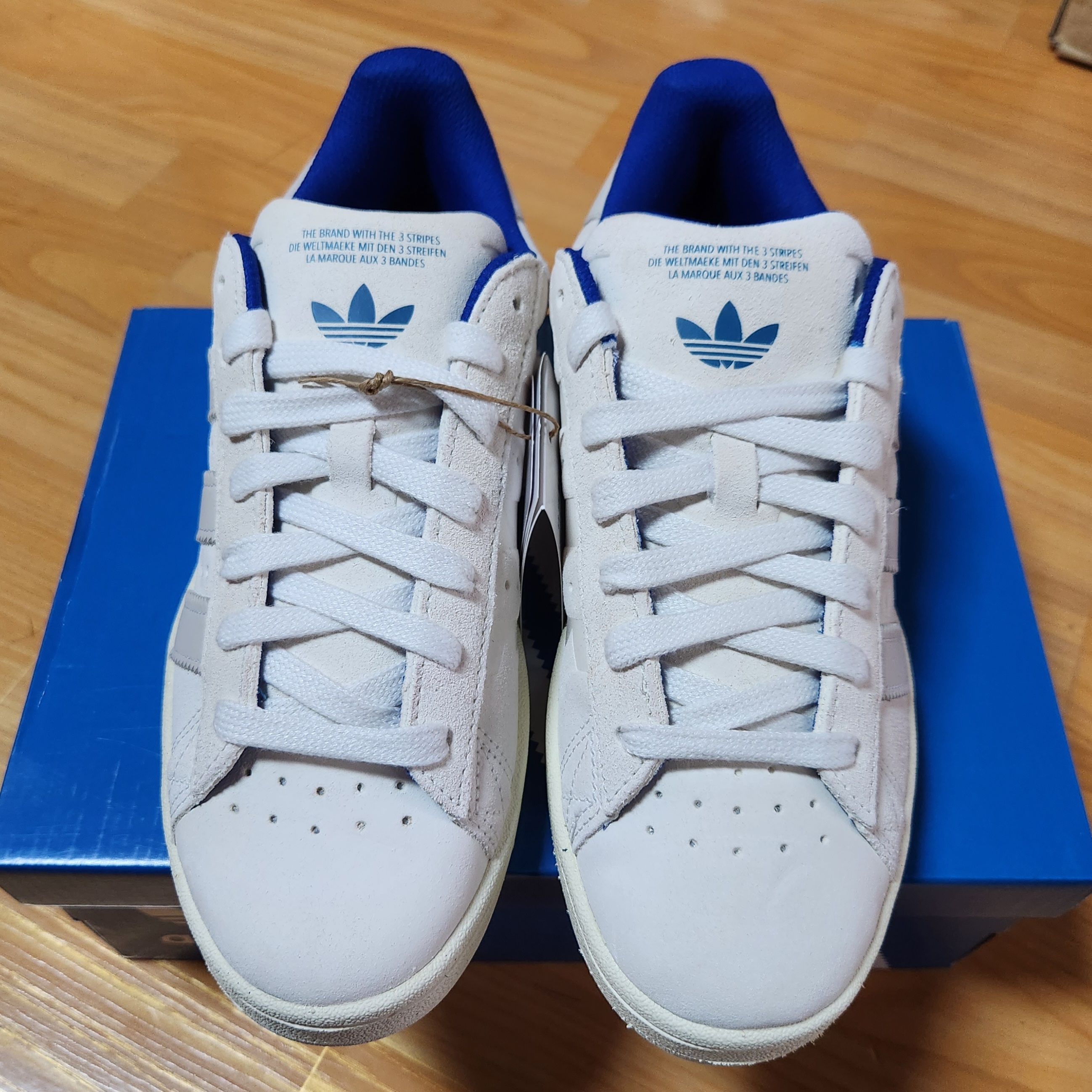 Adidas Campus 00s Core White Collegiate Royal 착용 스타일 - 1