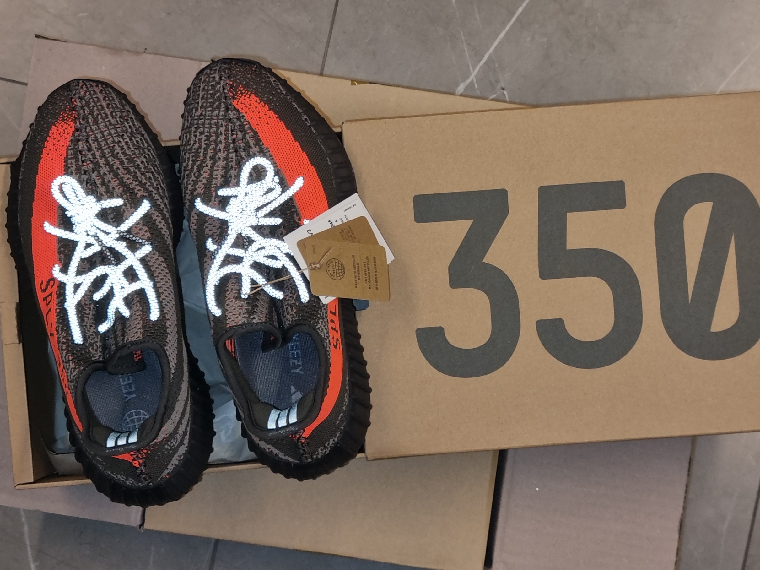 Adidas Yeezy Boost 350 V2 Carbon Beluga 착용 스타일 - 2