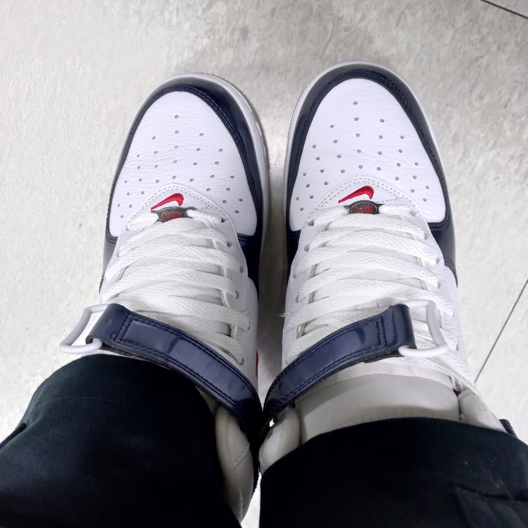 Nike Air Force 1 Mid QS University Red and Midnight Navy 착용 스타일 - 1