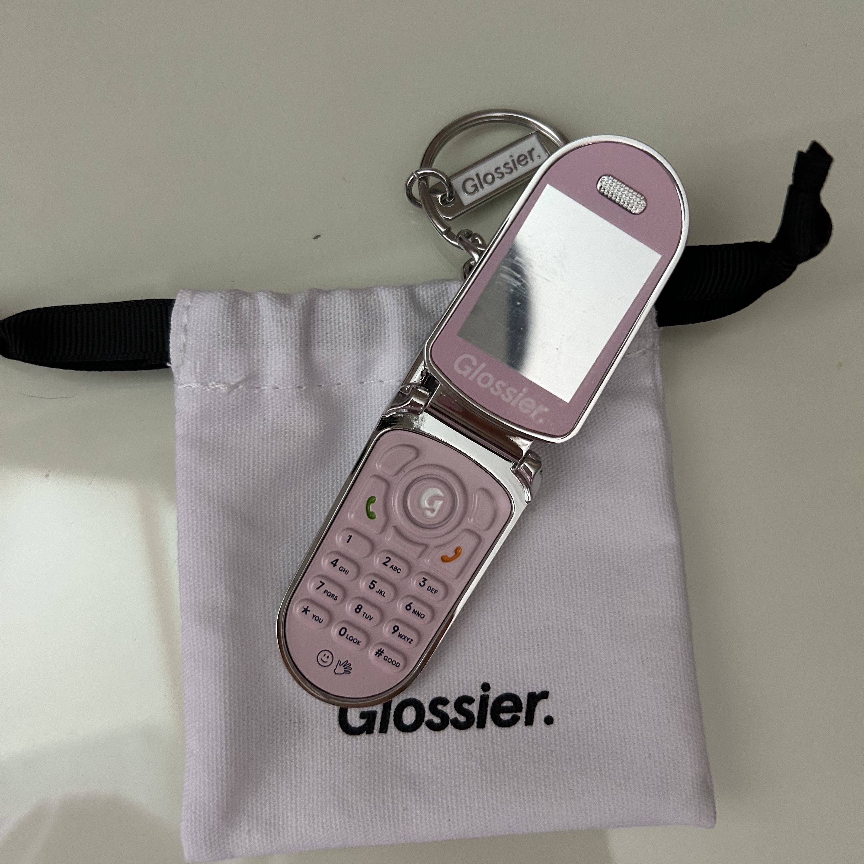 Glossier Cell Phone Keychain - LA Exclusive 착용 스타일 - 2