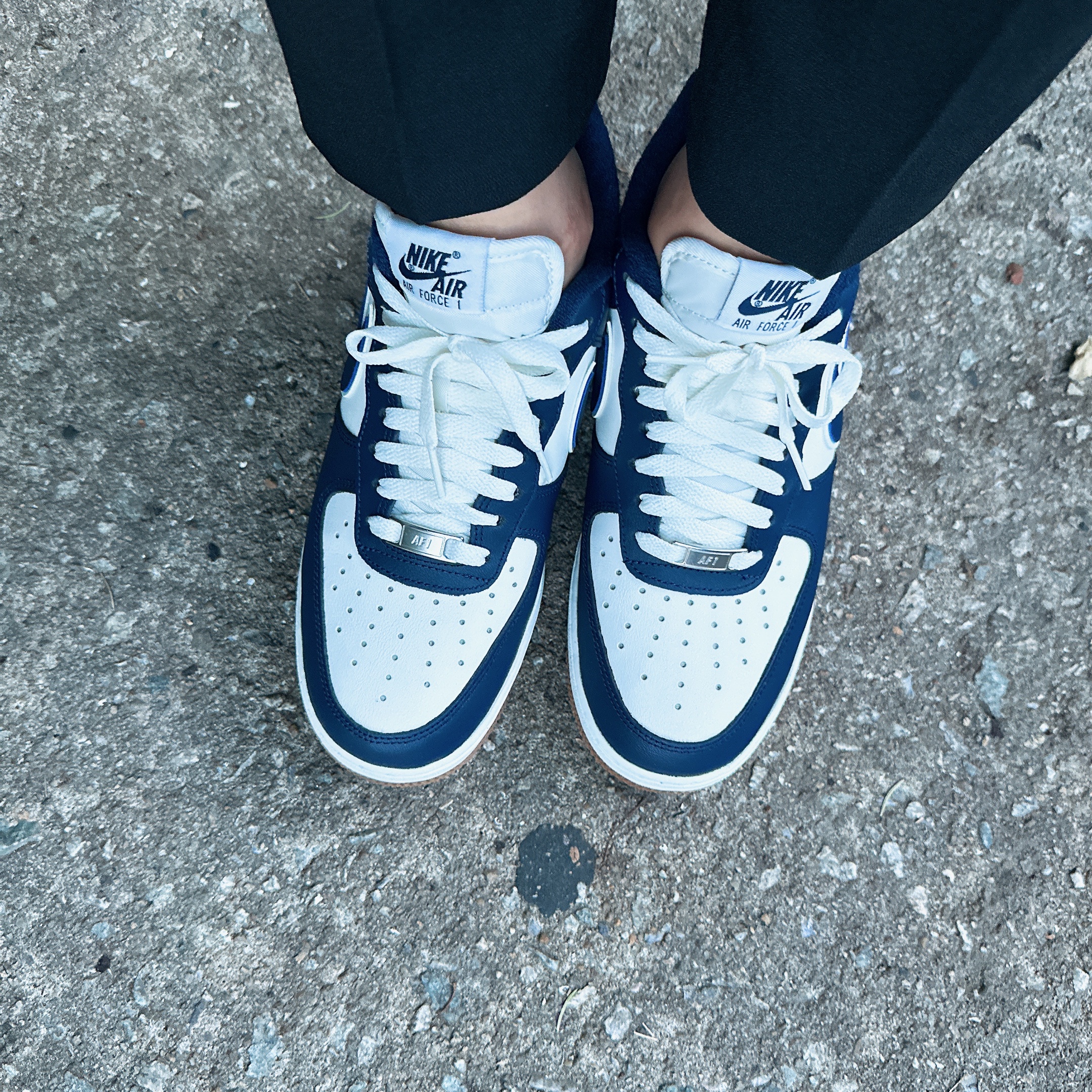 Nike Air Force 1 '07 LV8 Midnight Navy 착용 스타일