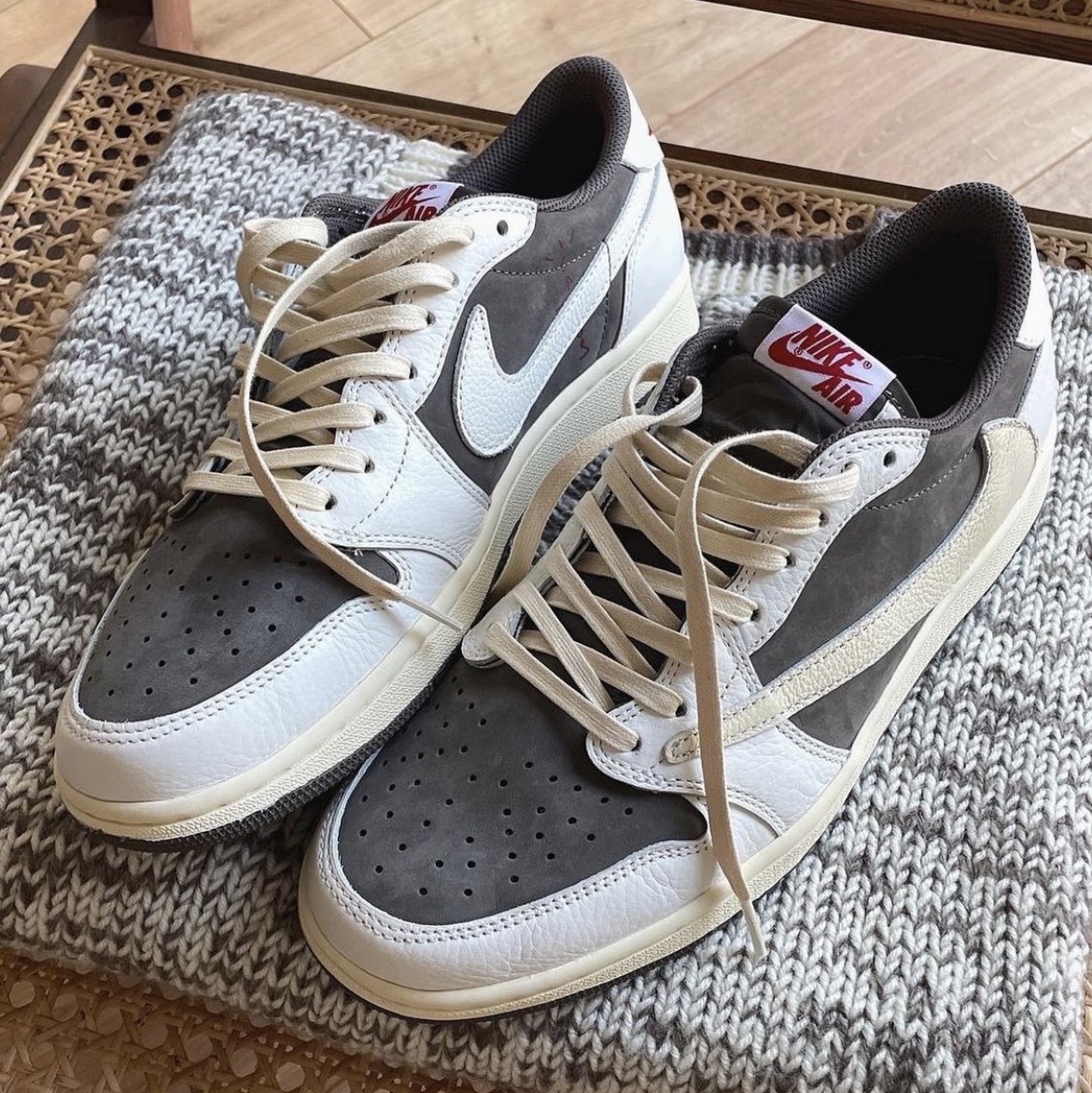 Jordan 1 x Travis Scott Retro Low OG SP Sail and Ridgerock 착용 스타일