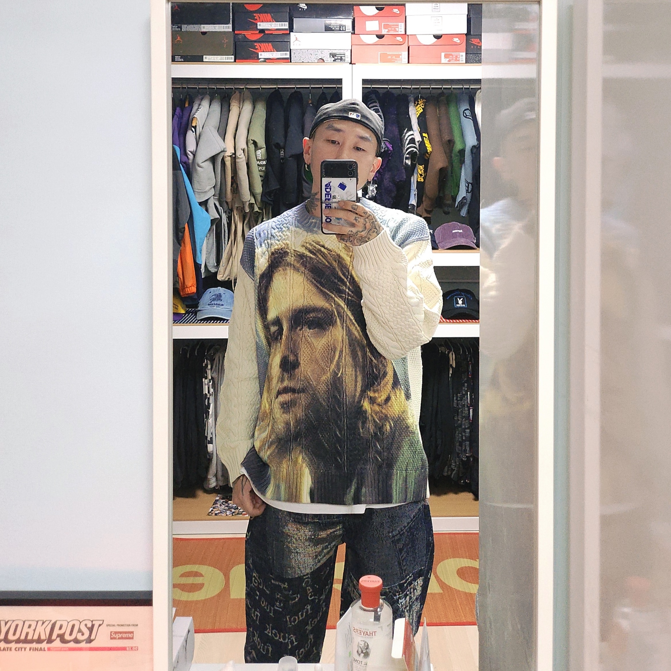 Supreme Kurt Cobain Sweater White - 23SS, Supreme Archive Denim Jacquard Regular Jean Blue - 23SS 착용 스타일 - 1