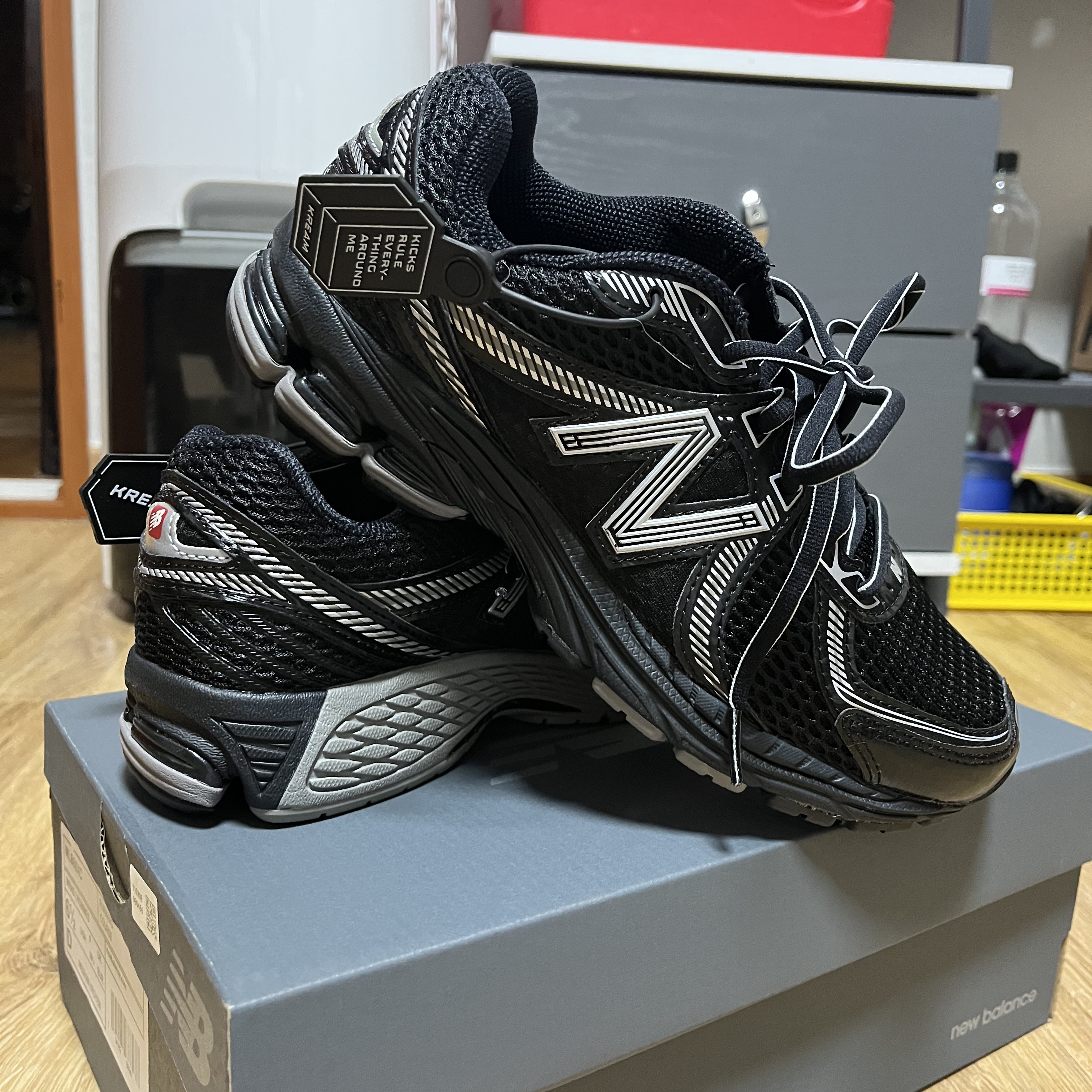 New Balance 860v2 Black Grey 착용 스타일